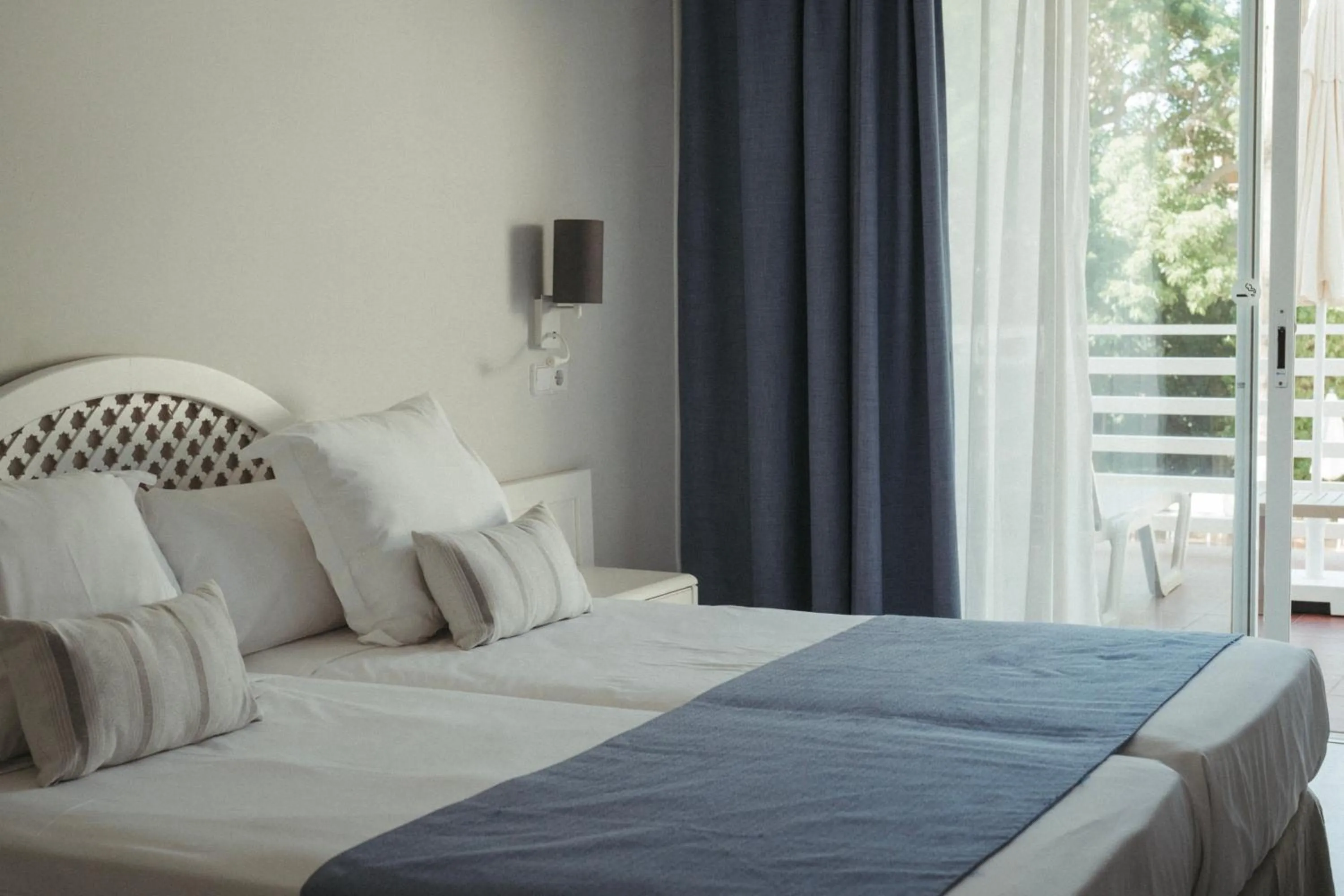 Bed in ROC Oberoy - Adults Only