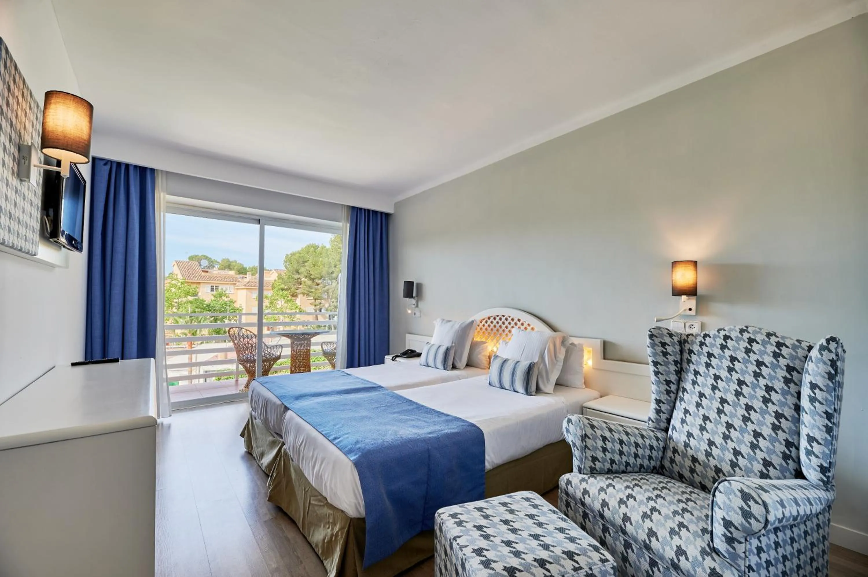 Bed in ROC Oberoy - Adults Only