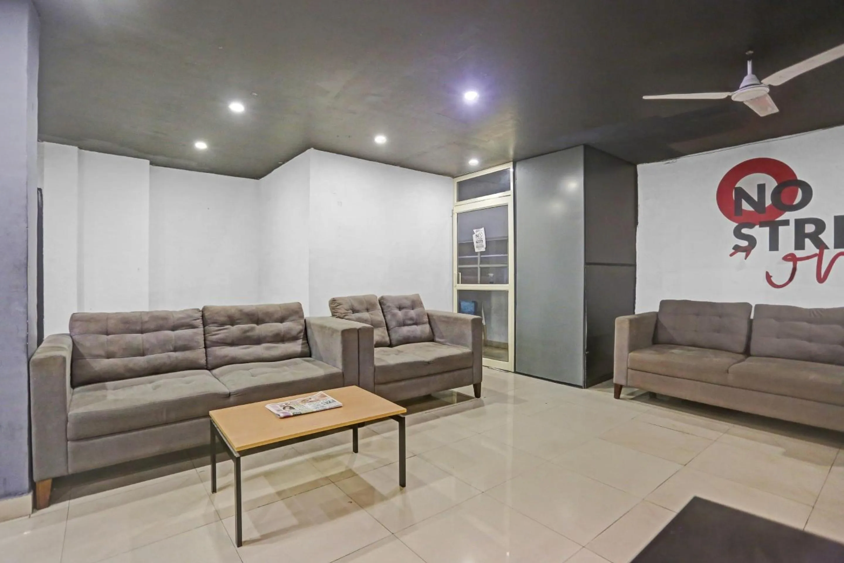 Lobby or reception in Townhouse Nangal Raya Pankha Road