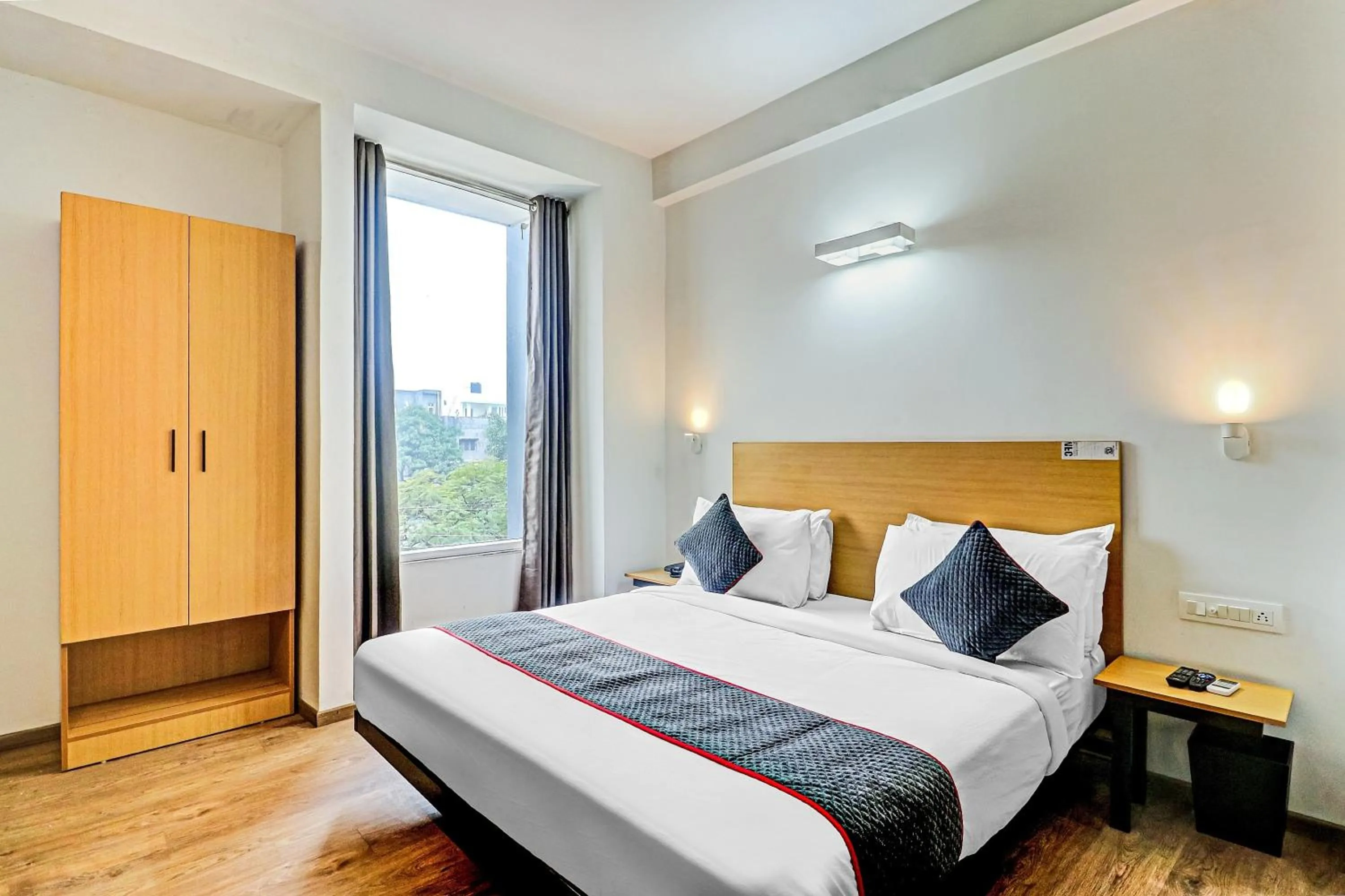 Other, Bed in Super Townhouse Sector 30 Near Botanic Garden of Indian Republic