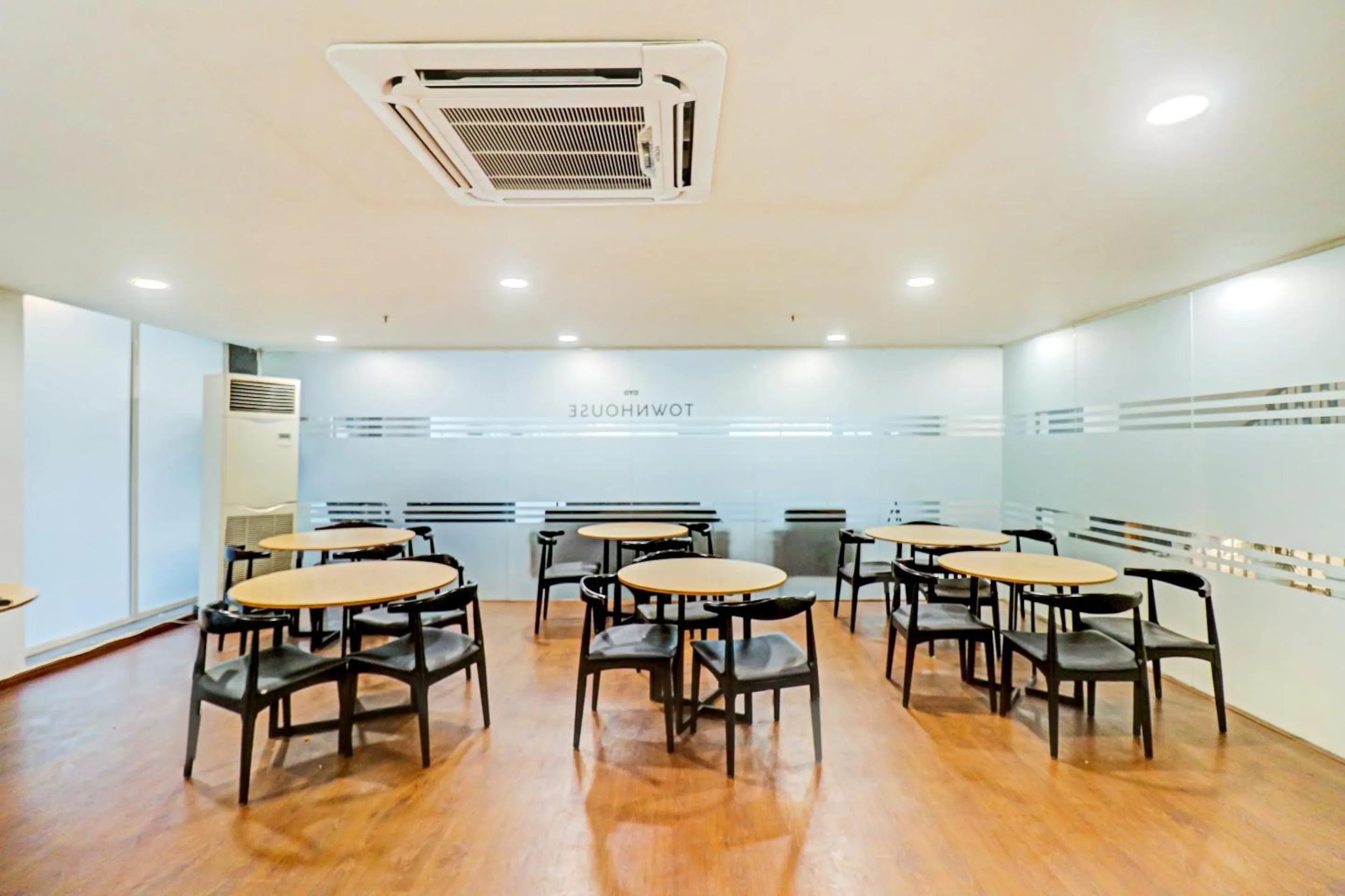 Restaurant/places to eat in Super Townhouse Sector 30 Near Botanic Garden of Indian Republic