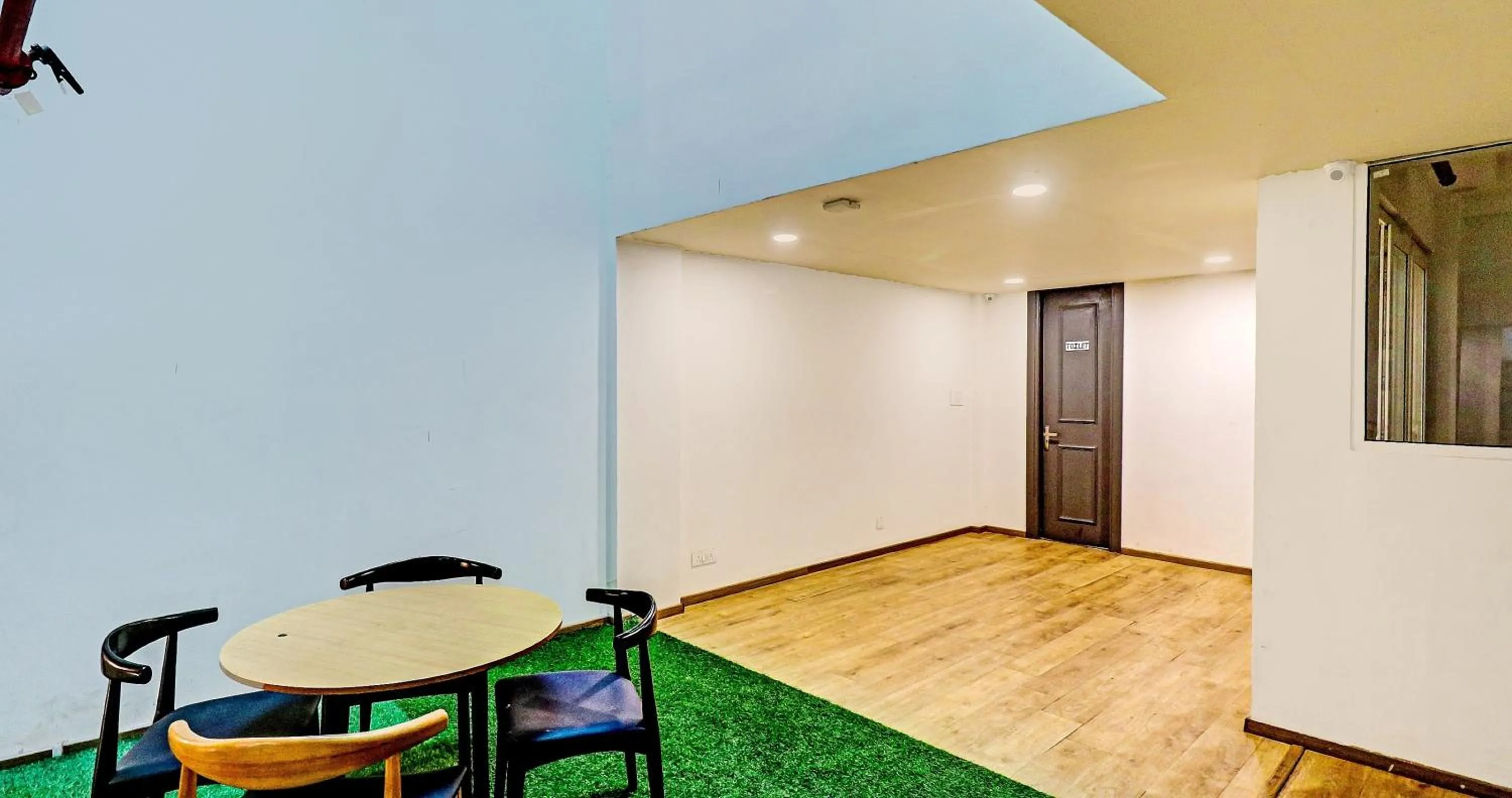 Restaurant/places to eat in Super Townhouse Sector 30 Near Botanic Garden of Indian Republic