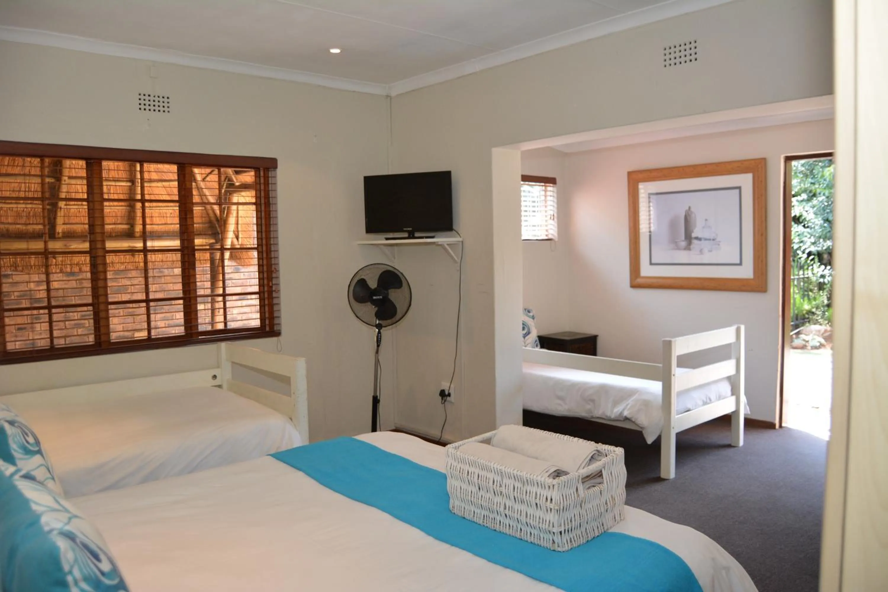 Bedroom, Bed in Aero Airport Lodge