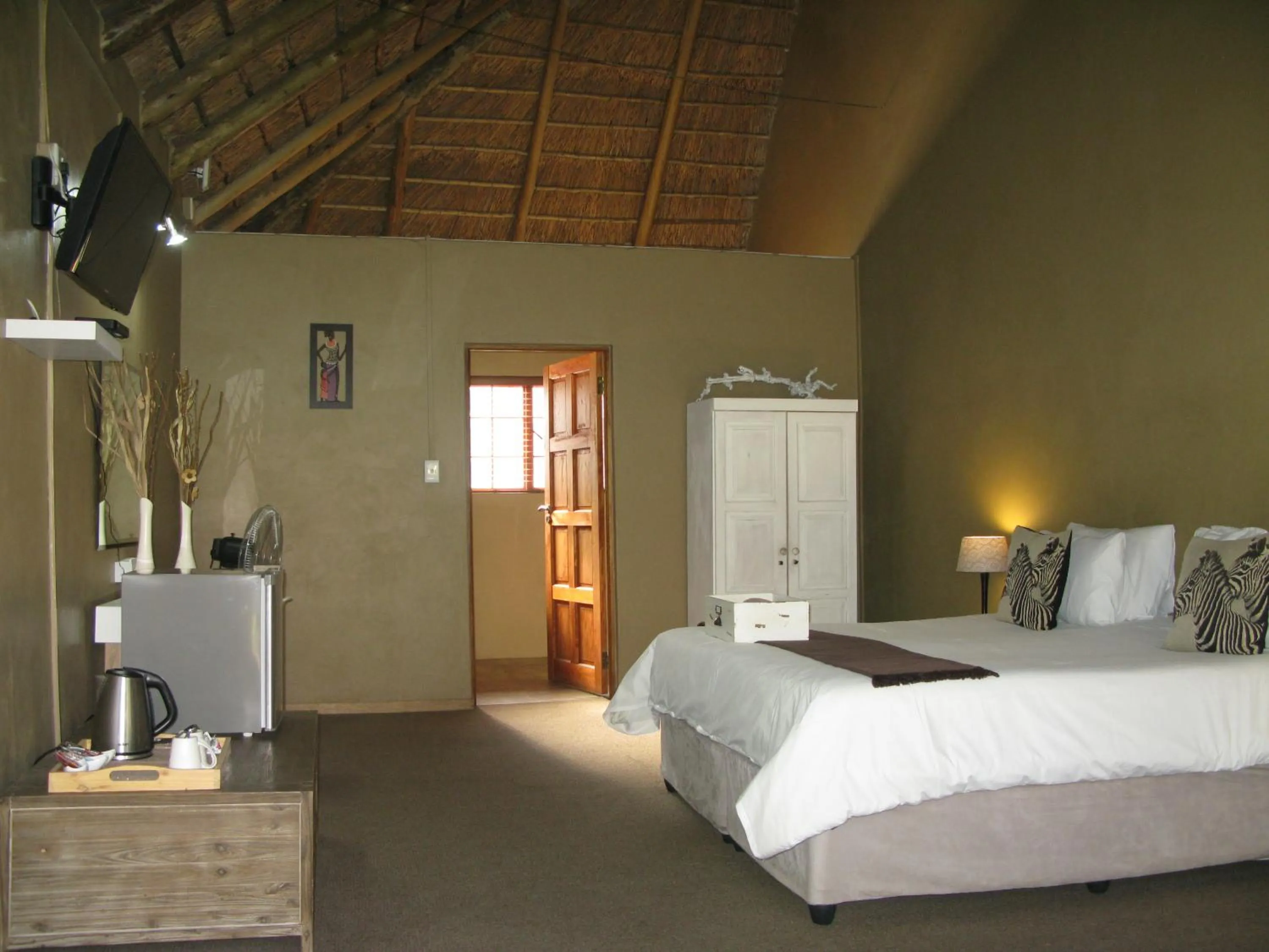 Photo of the whole room, Bed in Aero Airport Lodge