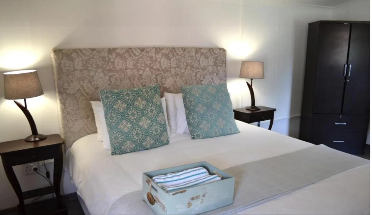 Photo of the whole room, Bed in Aero Airport Lodge