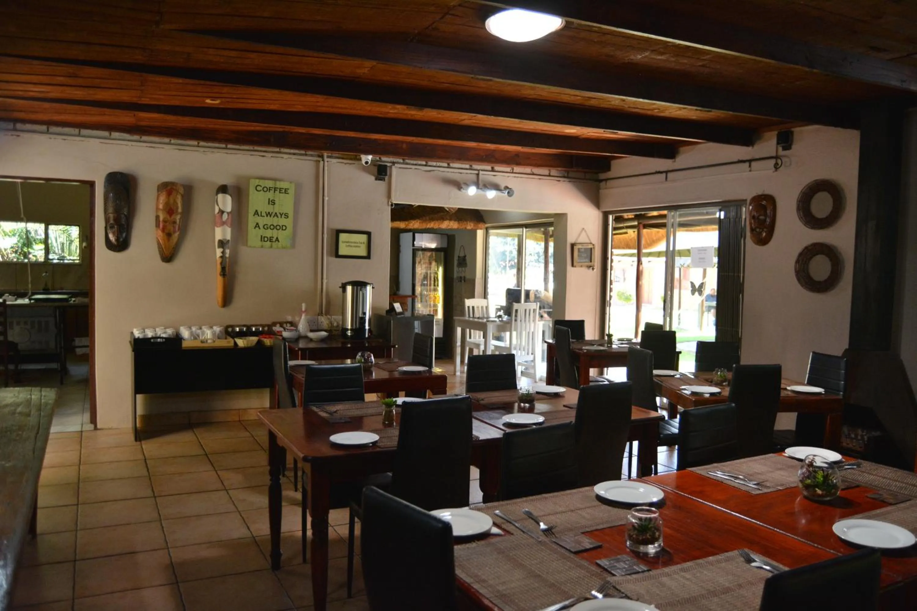 Restaurant/places to eat in Aero Airport Lodge