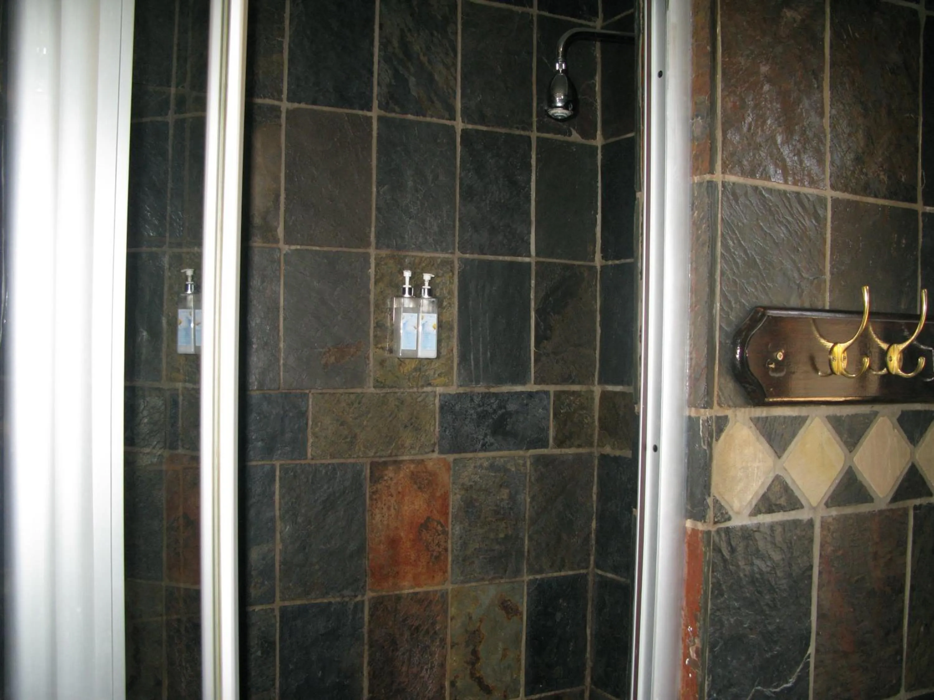 Shower in Aero Airport Lodge