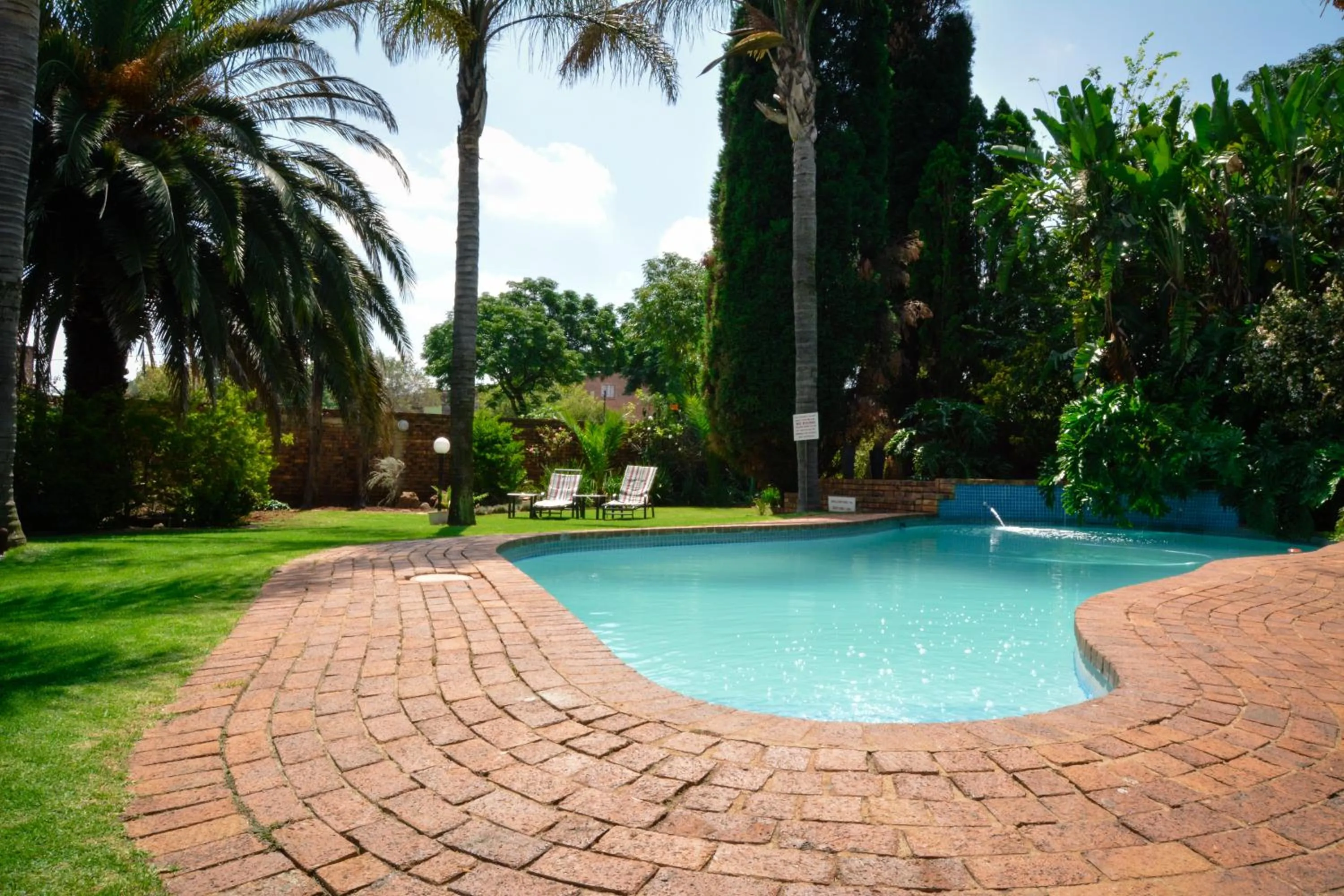 Swimming pool in Aero Airport Lodge