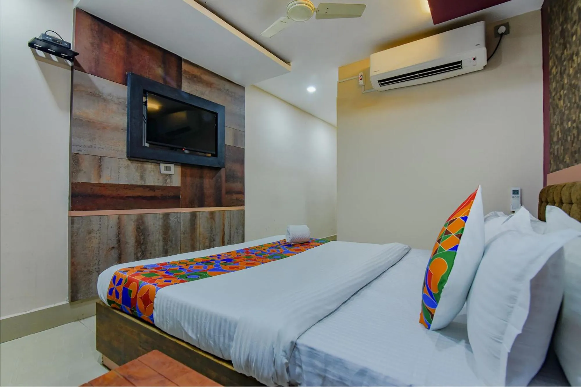 Communal lounge/ TV room, Bed in FabHotel Middleton Desire - Nr Niladri Vihar Square