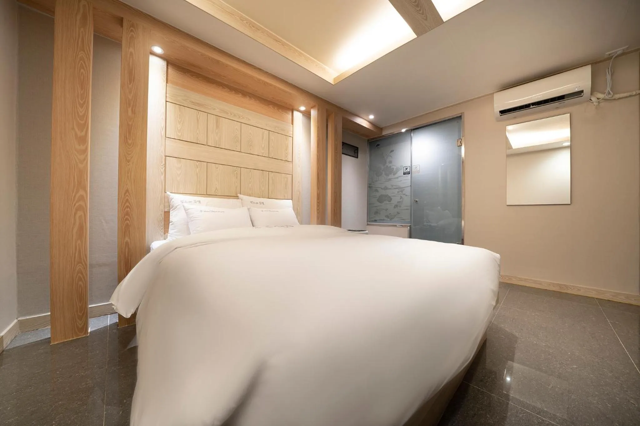 Bed in Suwon Sunstar Hotel