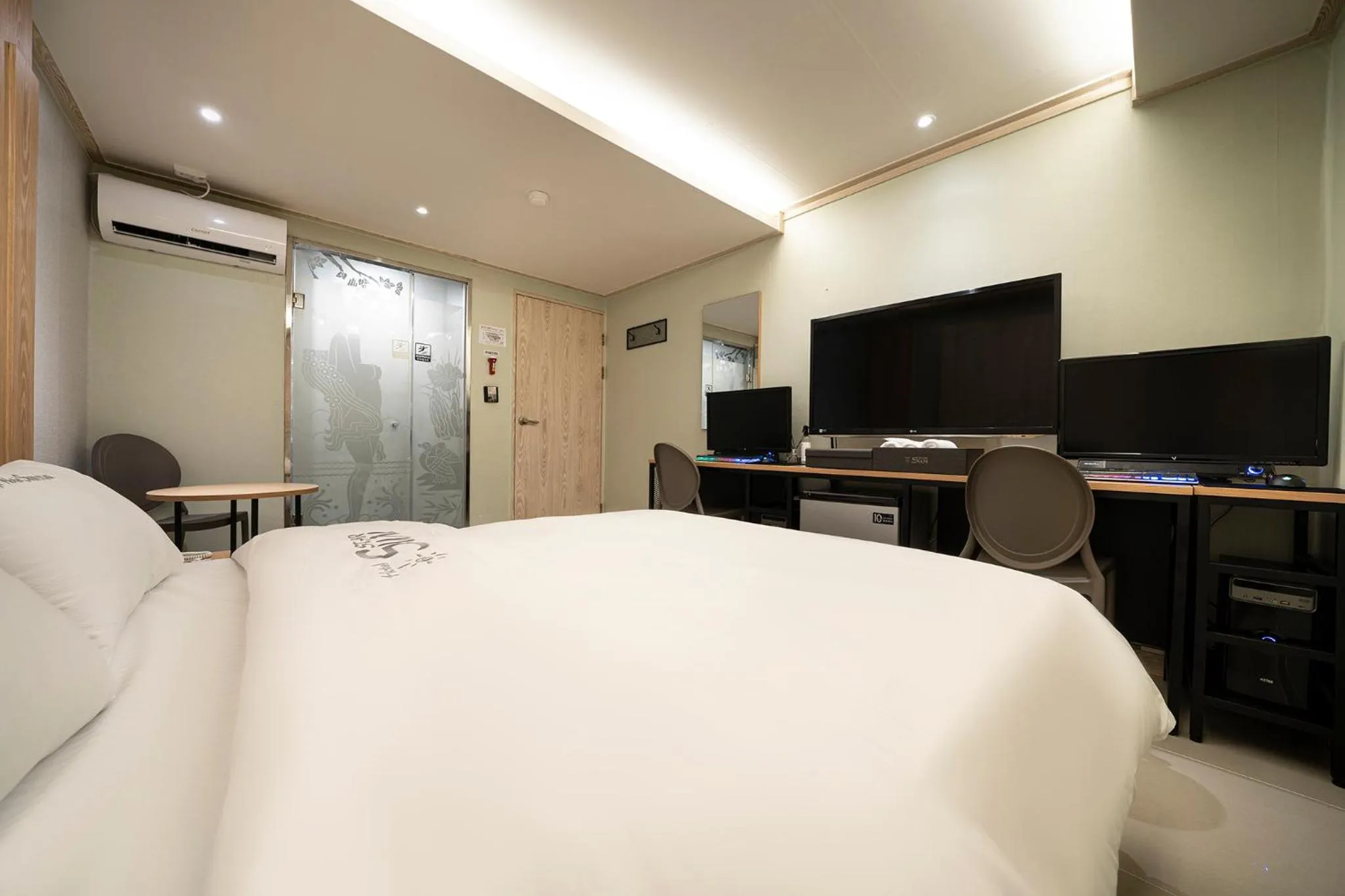 TV and multimedia in Suwon Sunstar Hotel