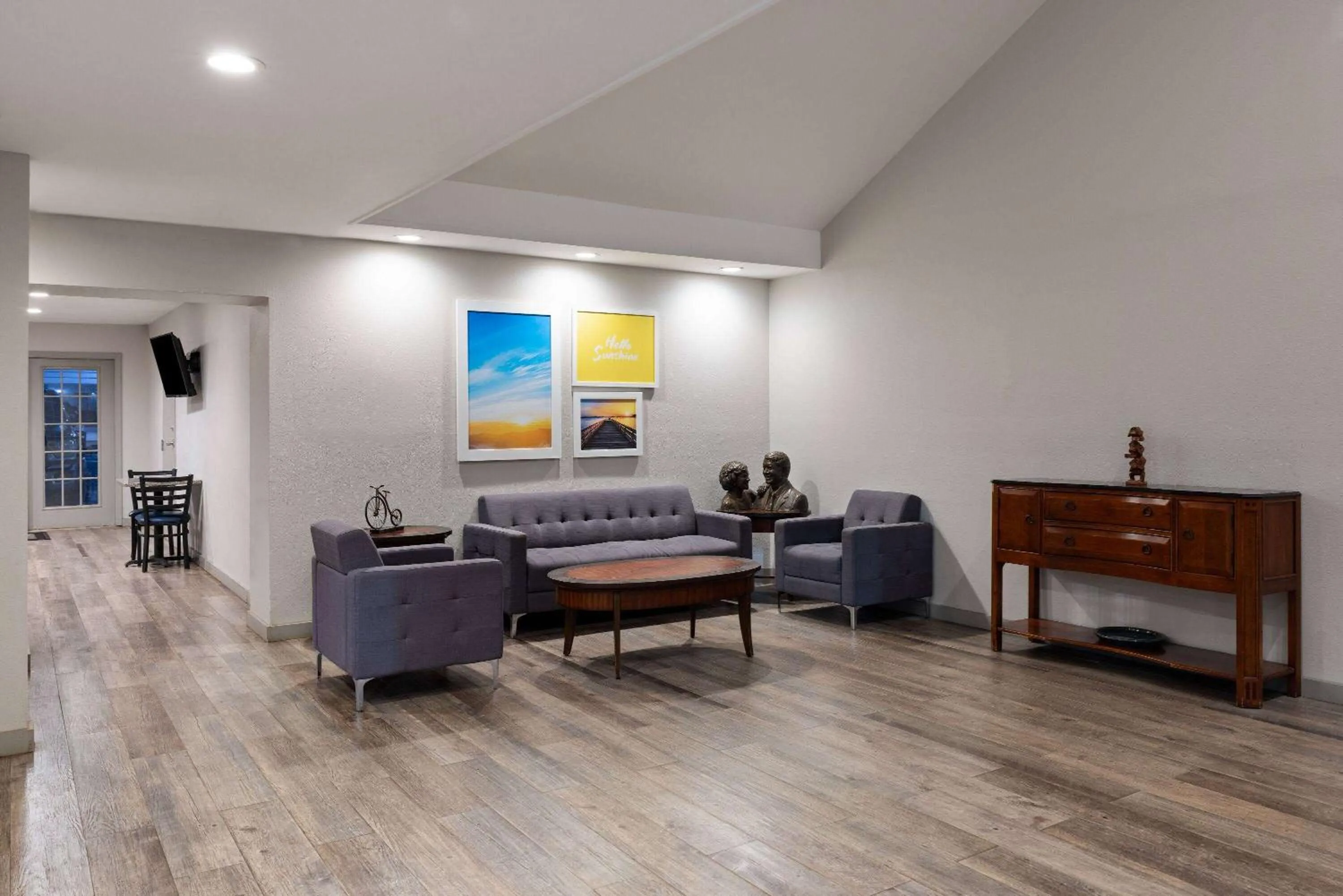 Seating area in Days Inn by Wyndham Americus