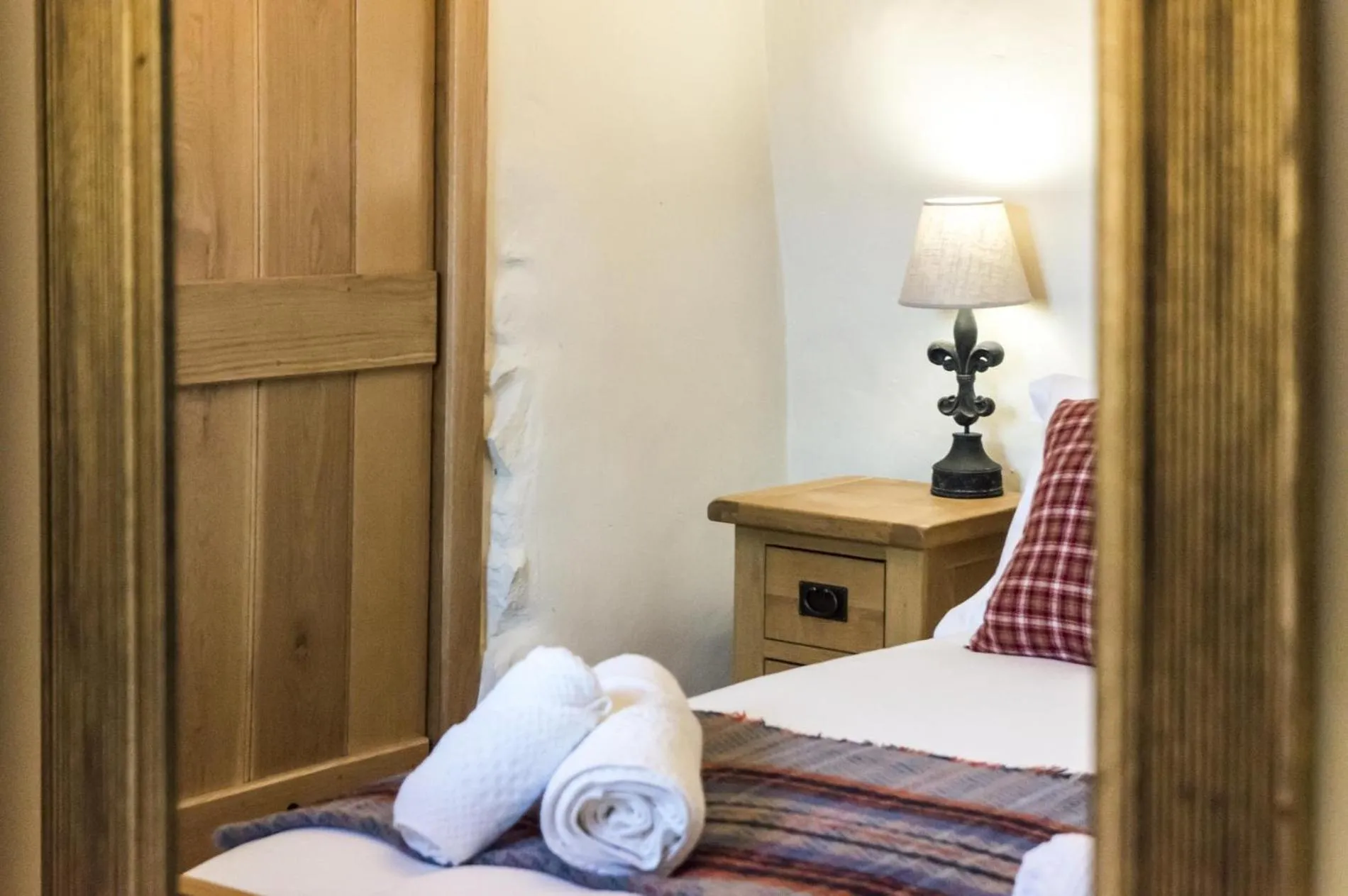 Floor plan, Bed in Foxglove - Luxurious Barn Conversion - Blossom Farm