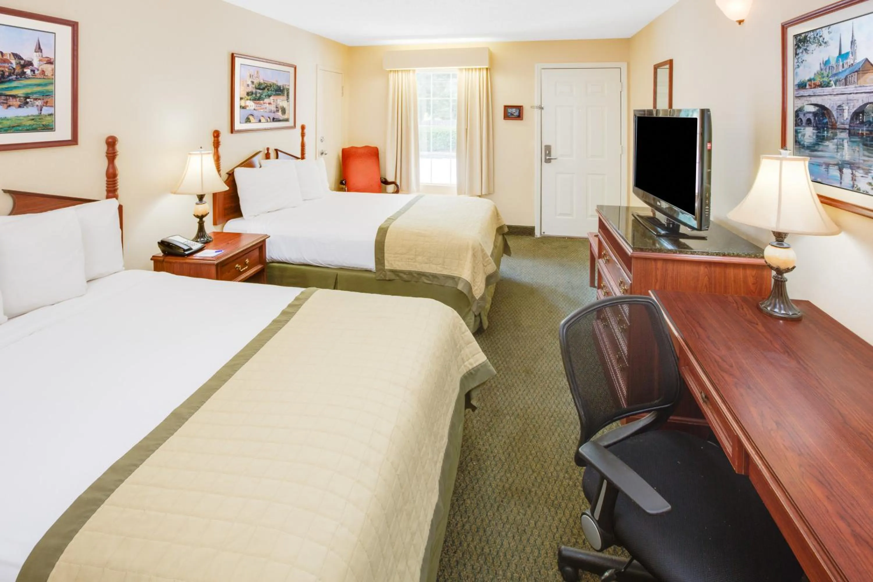 Photo of the whole room, Bed in Baymont by Wyndham Ozark