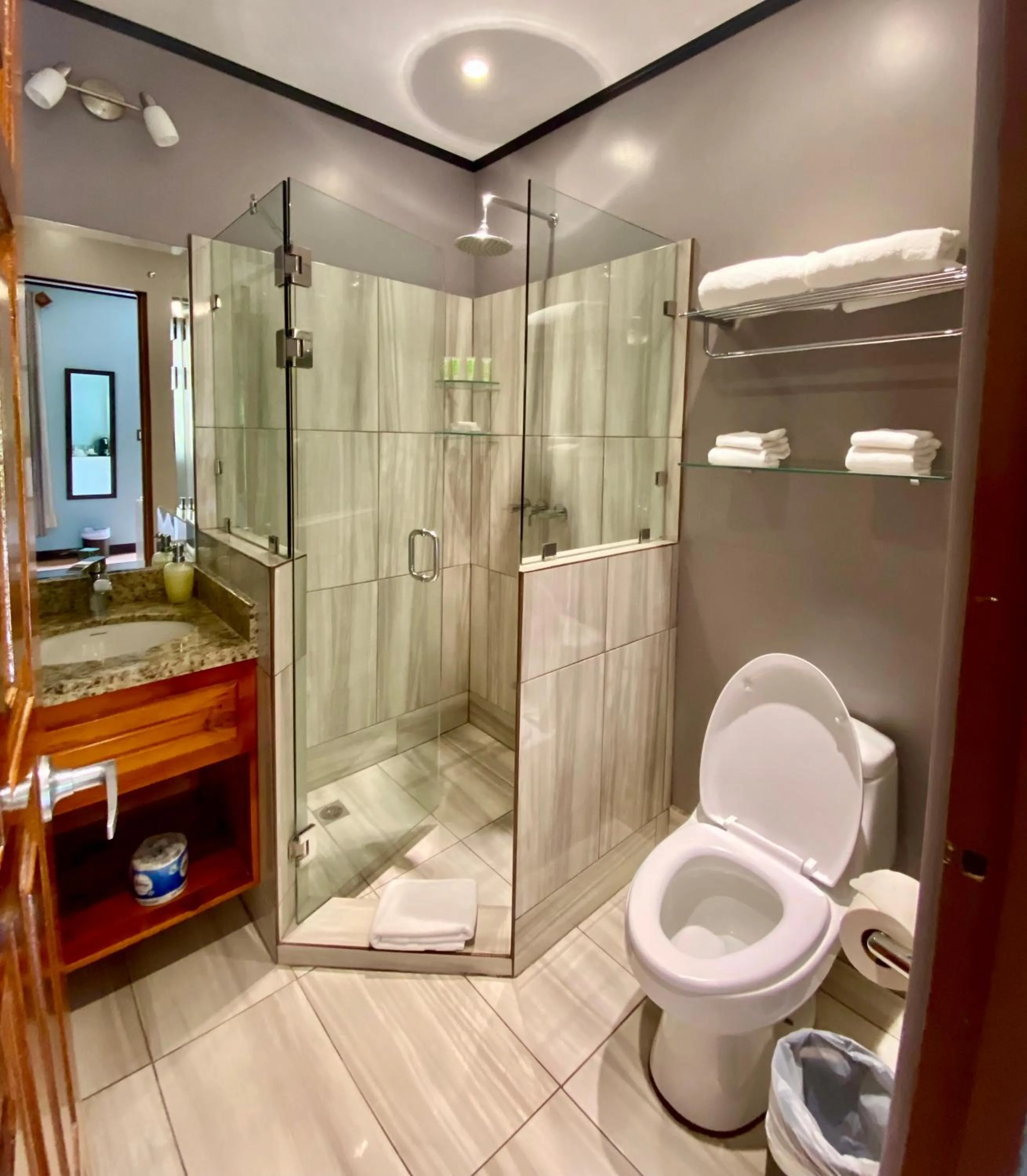 Shower in Hotel Playa Espadilla & Gardens