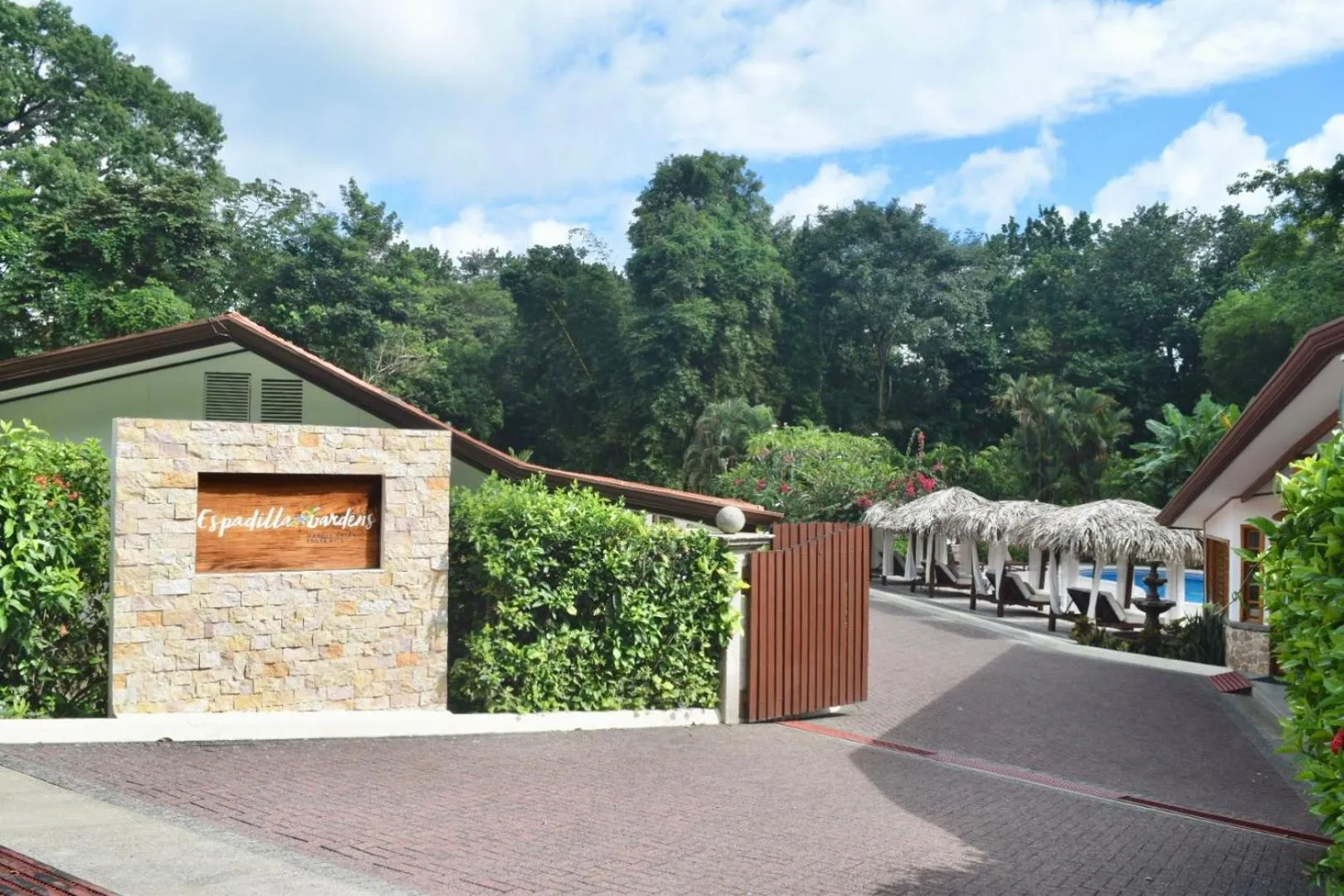 Facade/entrance in Hotel Playa Espadilla & Gardens