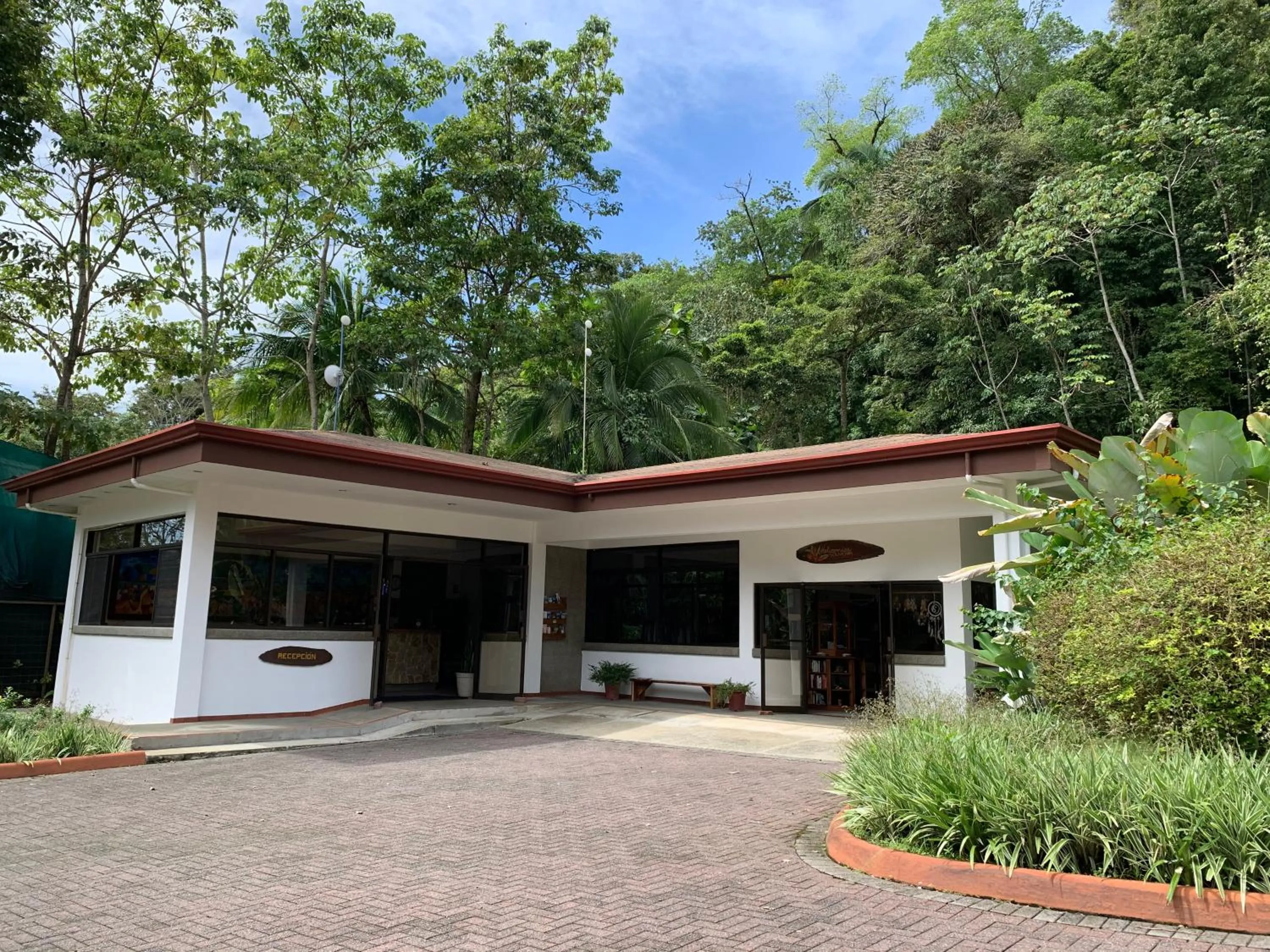 Facade/entrance in Hotel Playa Espadilla & Gardens