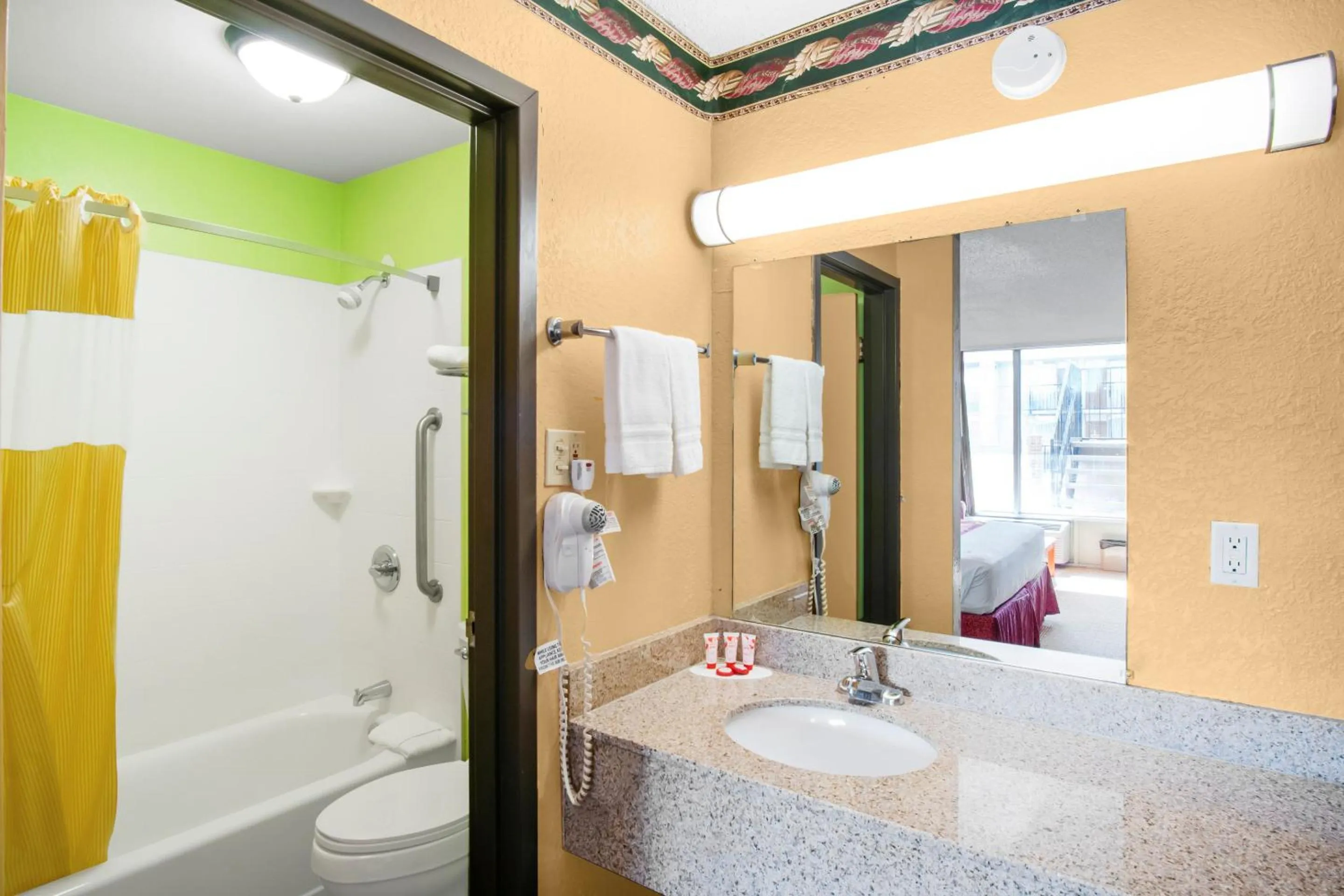 Bathroom, Bed in OYO Hotel Oklahoma City South I-35 and SE 29th