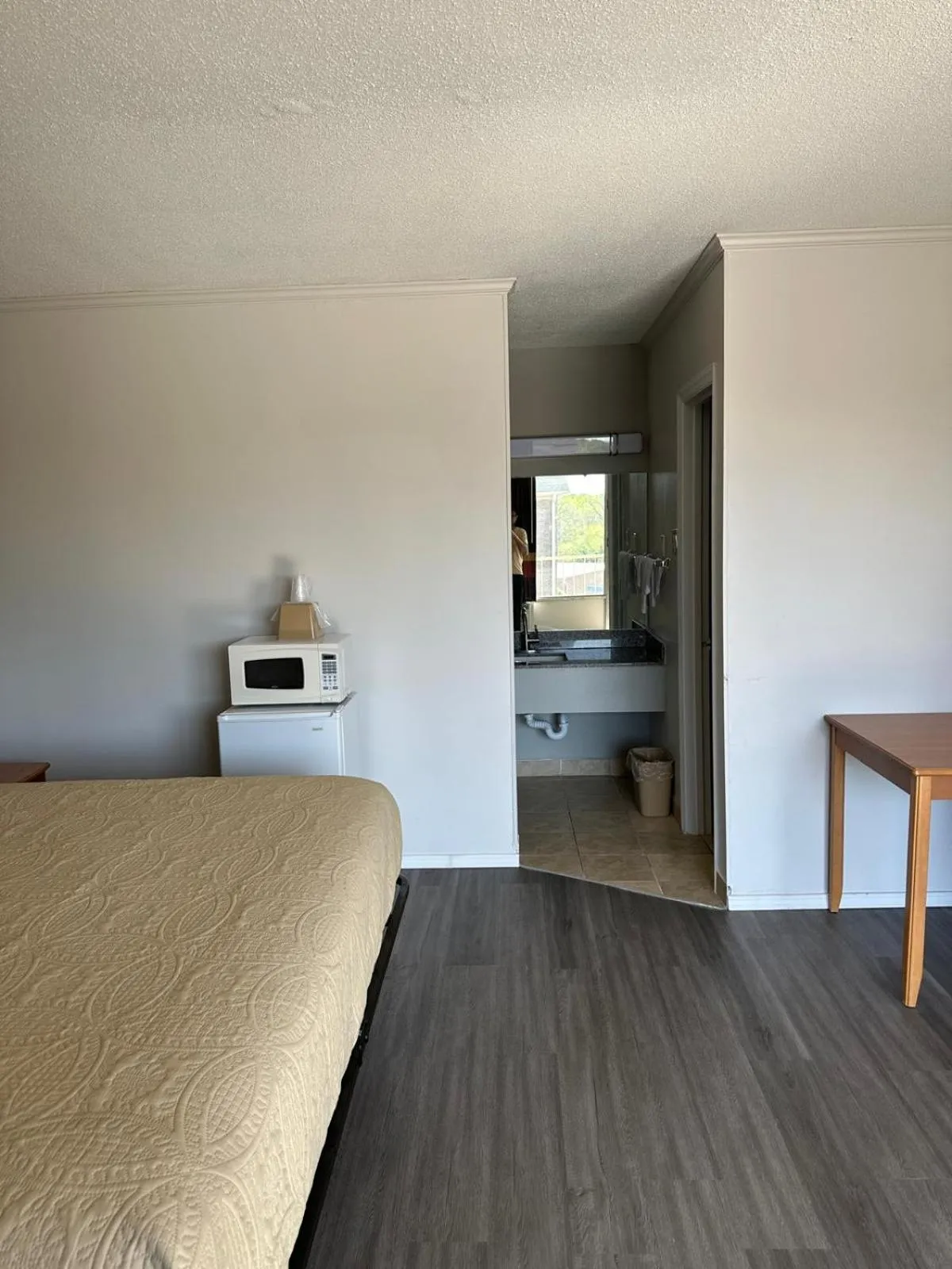 Bed in Budgetel Inn & Suites