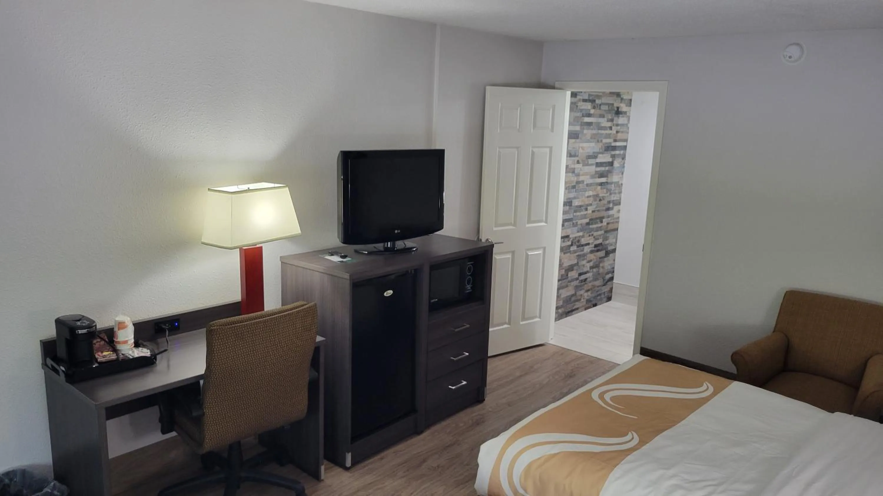 TV and multimedia, Bed in Quality Inn Forsyth near GA Public Safety Training Center
