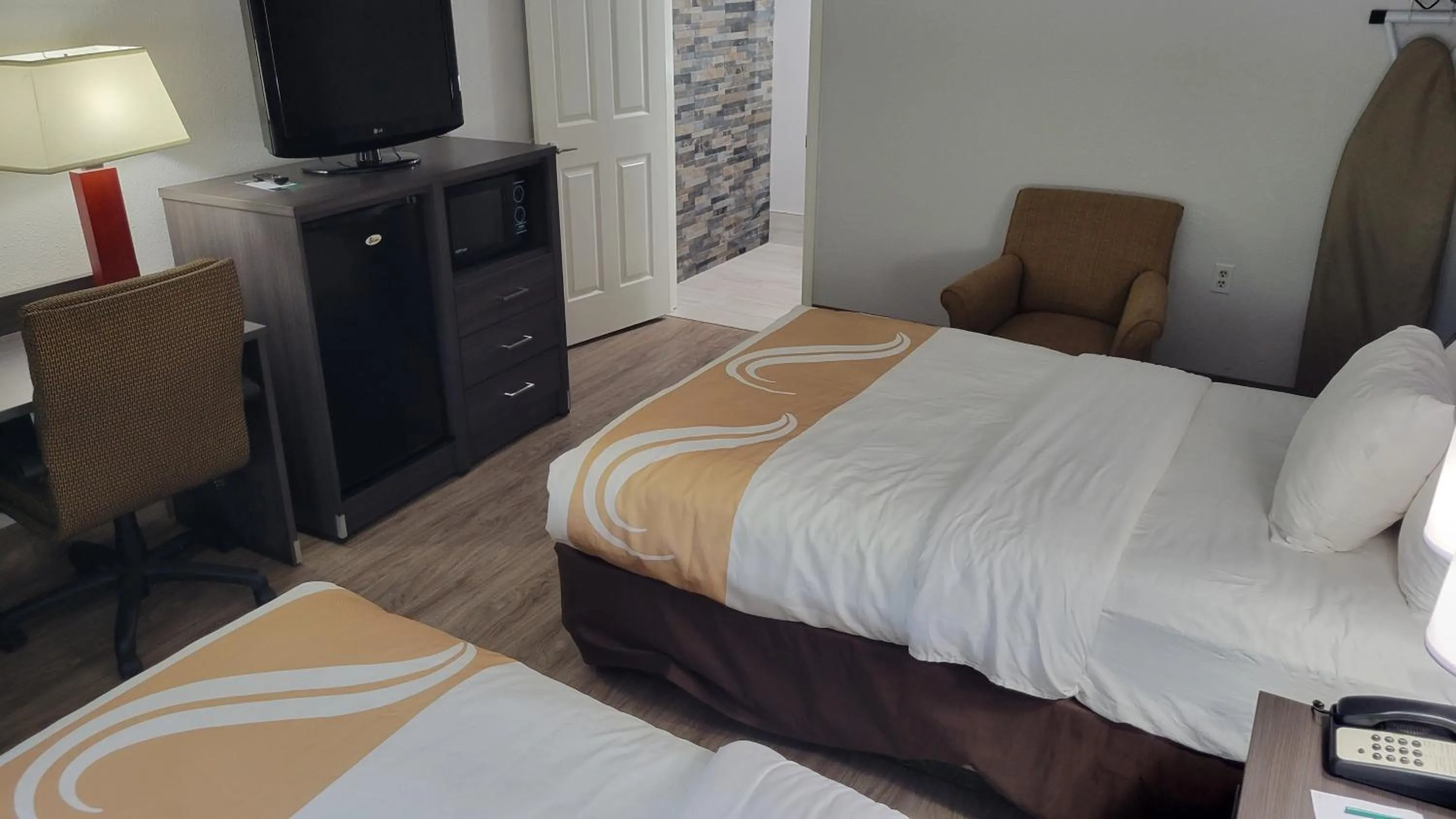 TV and multimedia, Bed in Quality Inn Forsyth near GA Public Safety Training Center