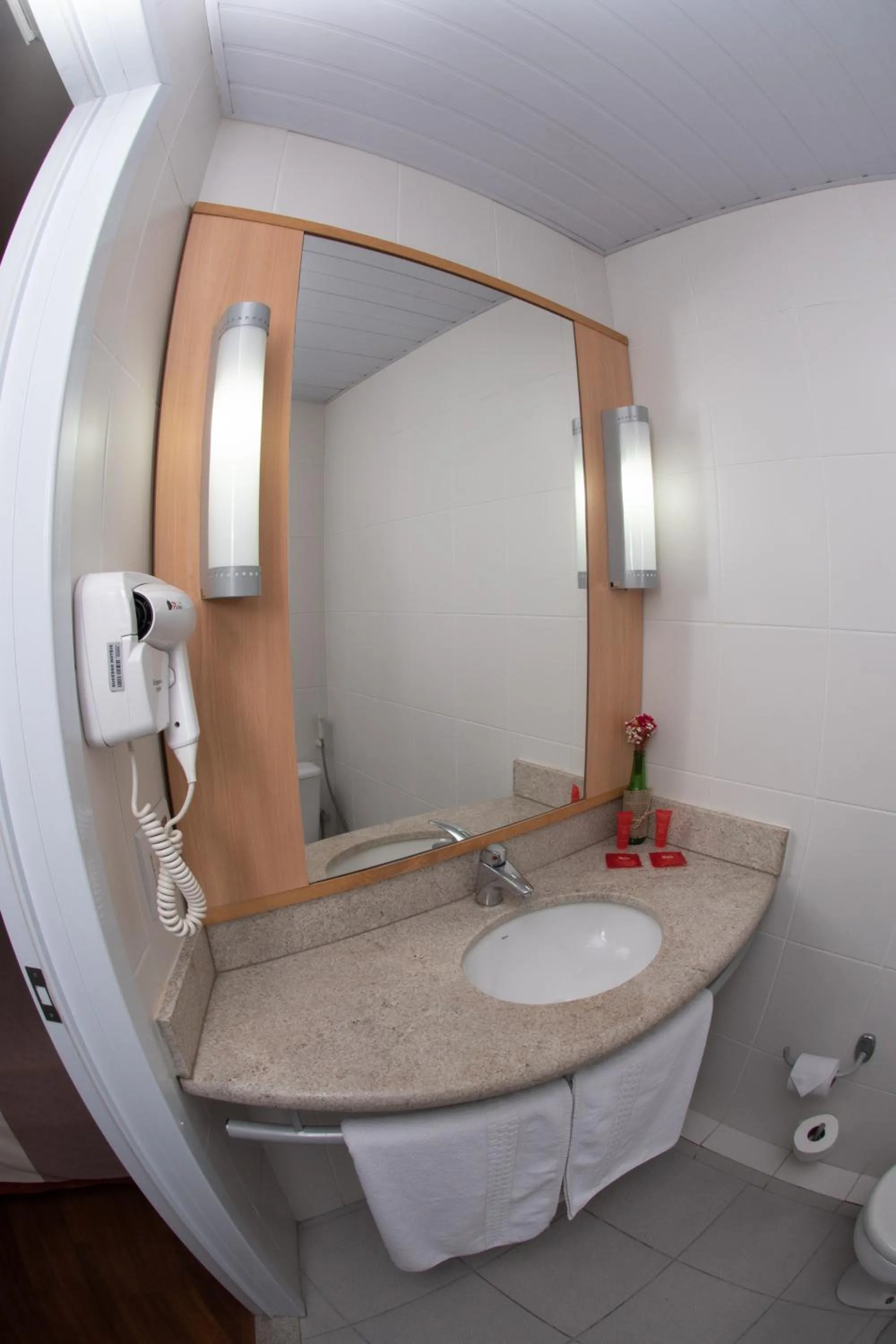 Bathroom in ibis Montes Claros Shopping