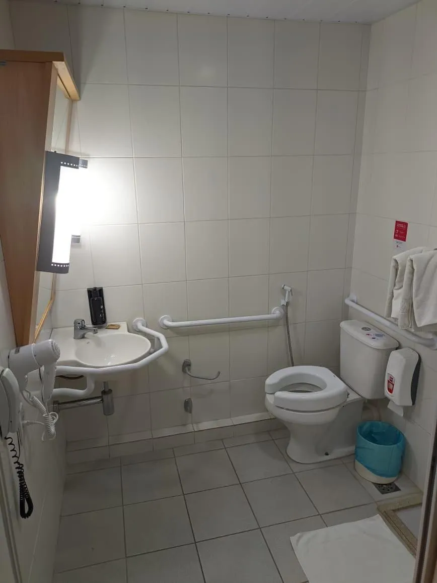 Toilet in ibis Montes Claros Shopping