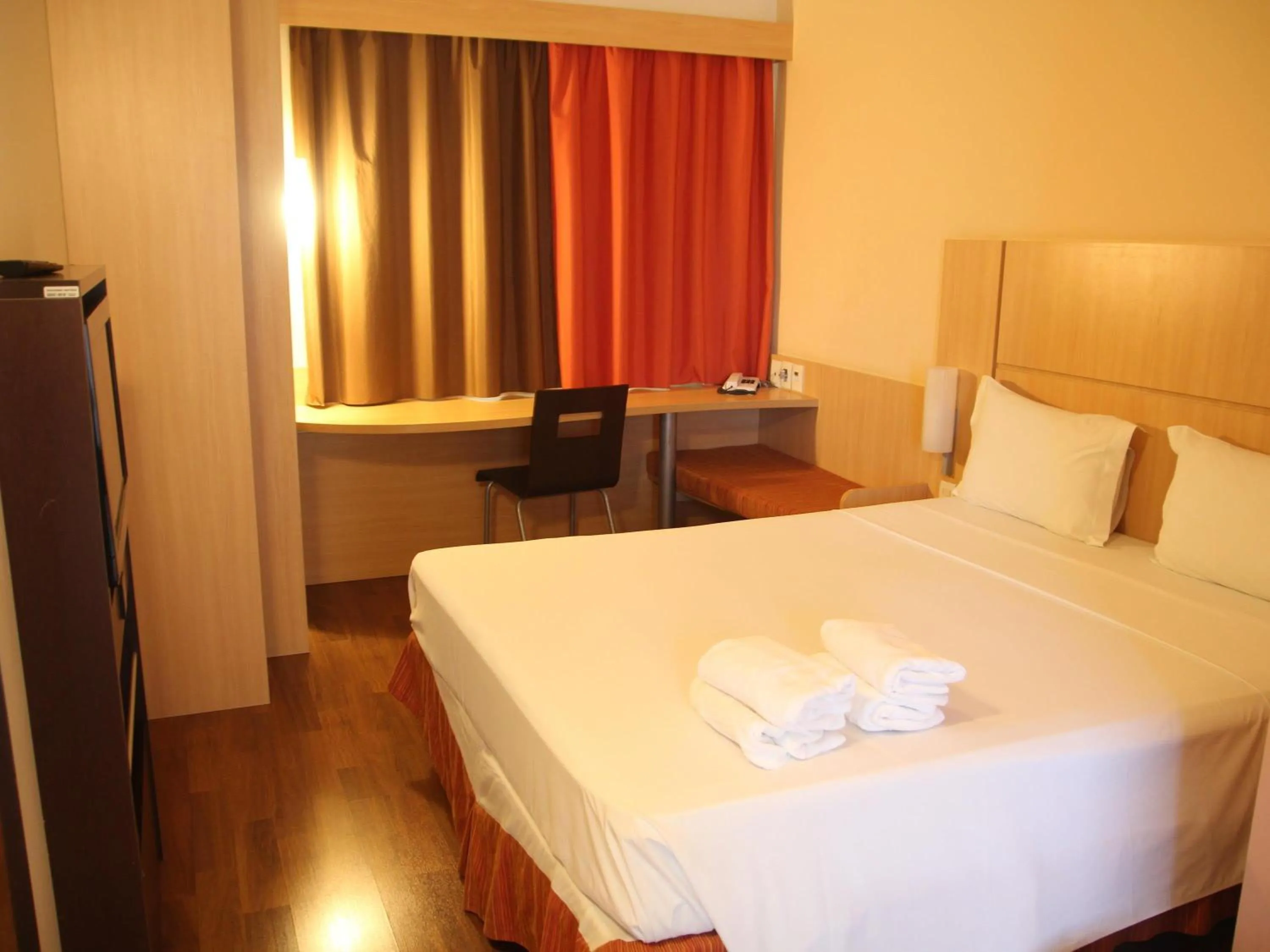 Bedroom, Bed in ibis Montes Claros Shopping