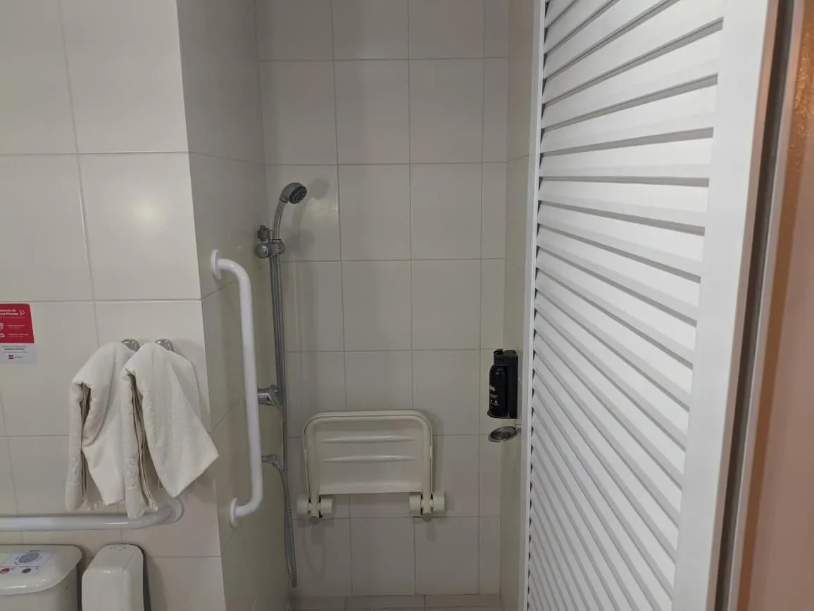 Shower in ibis Montes Claros Shopping