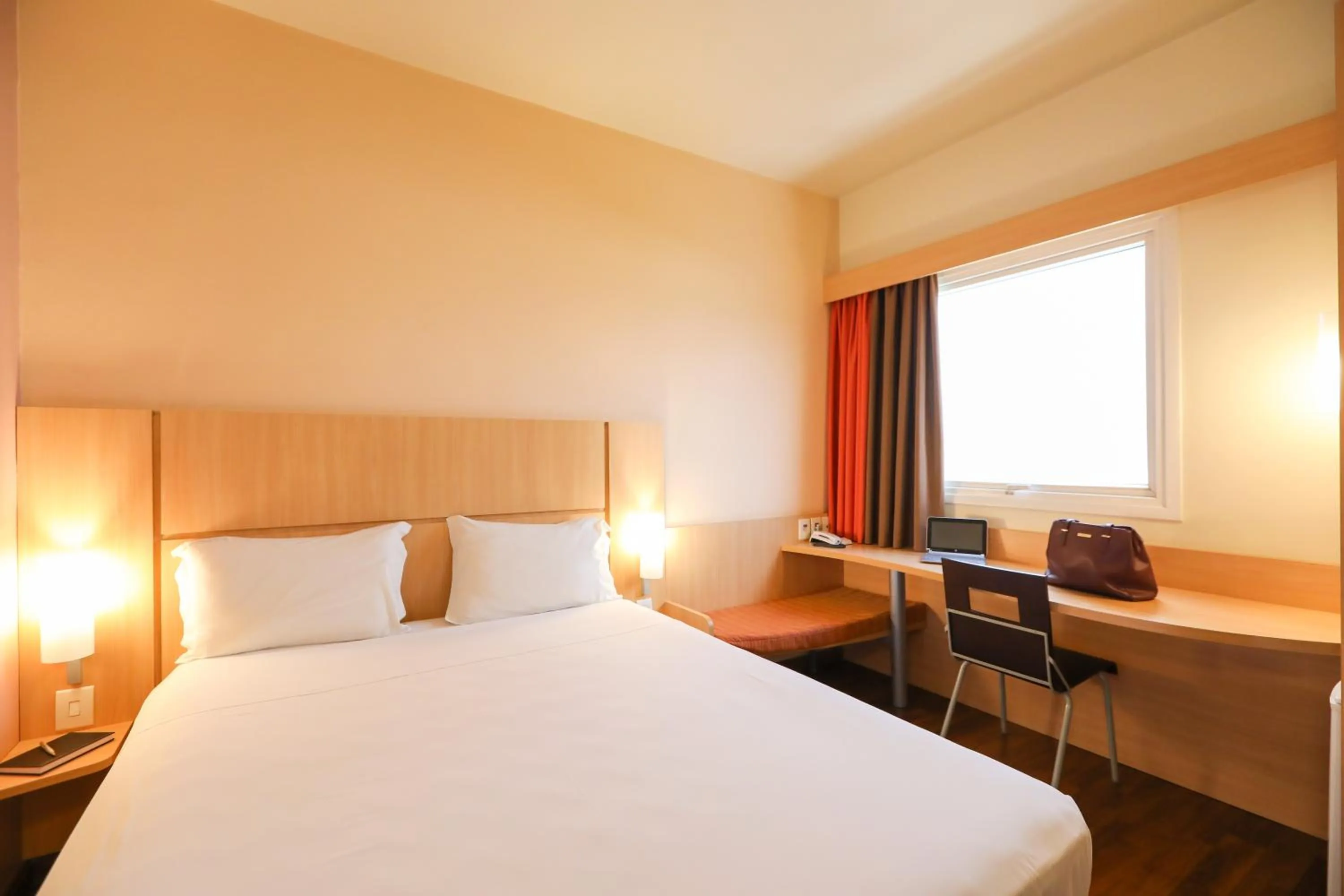 Bedroom, Bed in ibis Montes Claros Shopping