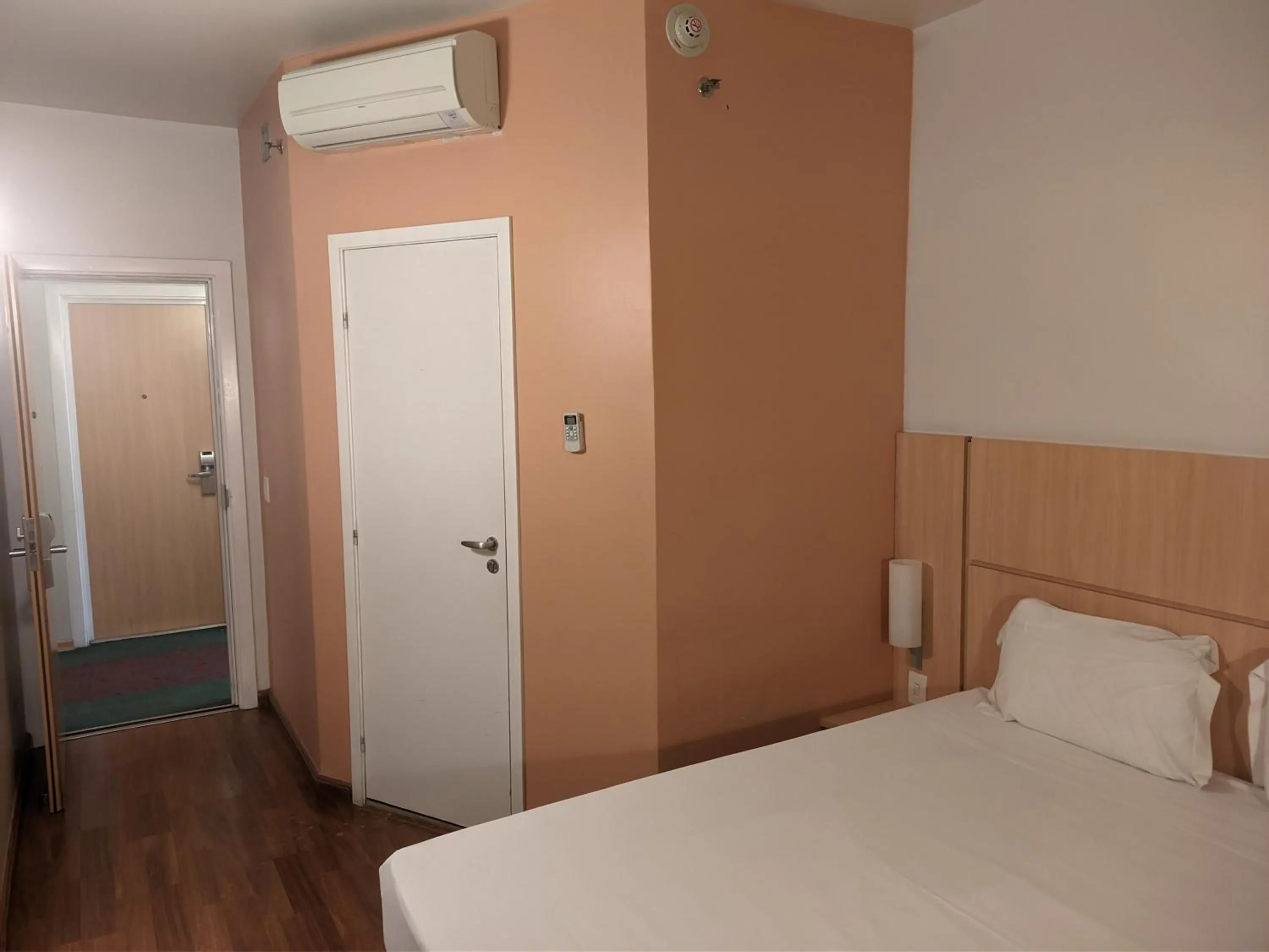 Bedroom, Bed in ibis Montes Claros Shopping