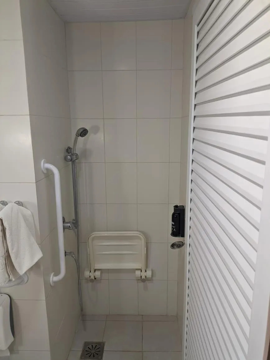 Shower in ibis Montes Claros Shopping