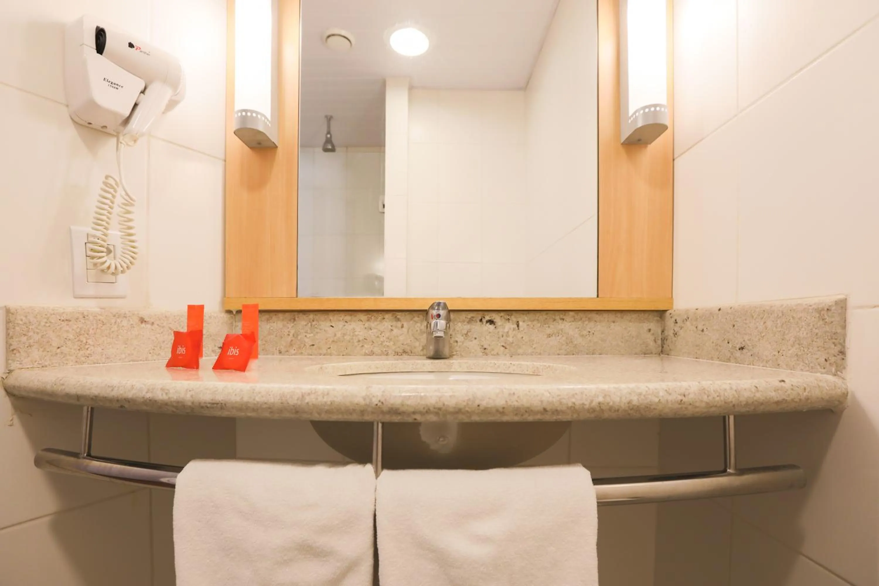 Bathroom in ibis Montes Claros Shopping