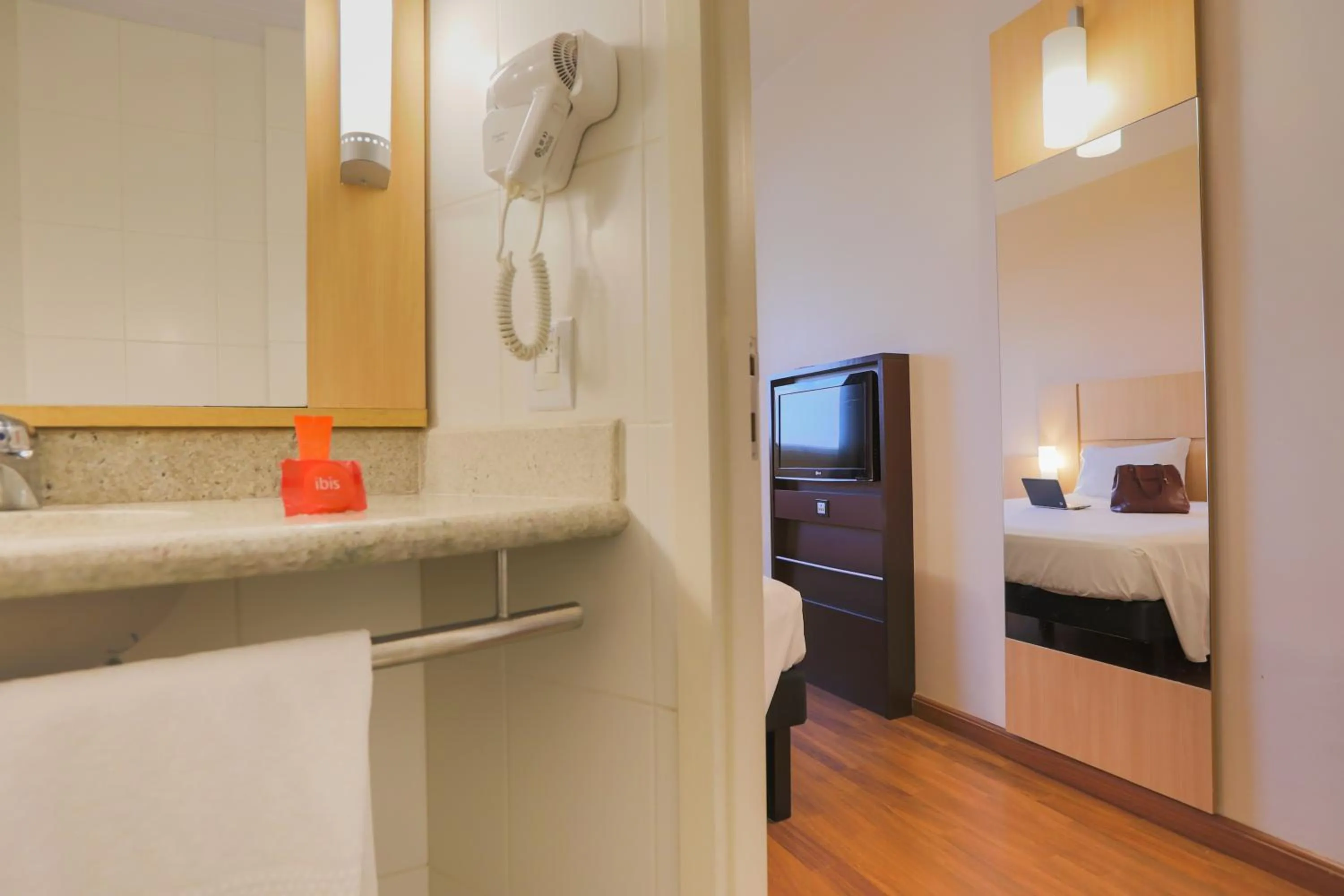 Bathroom, Bed in ibis Montes Claros Shopping