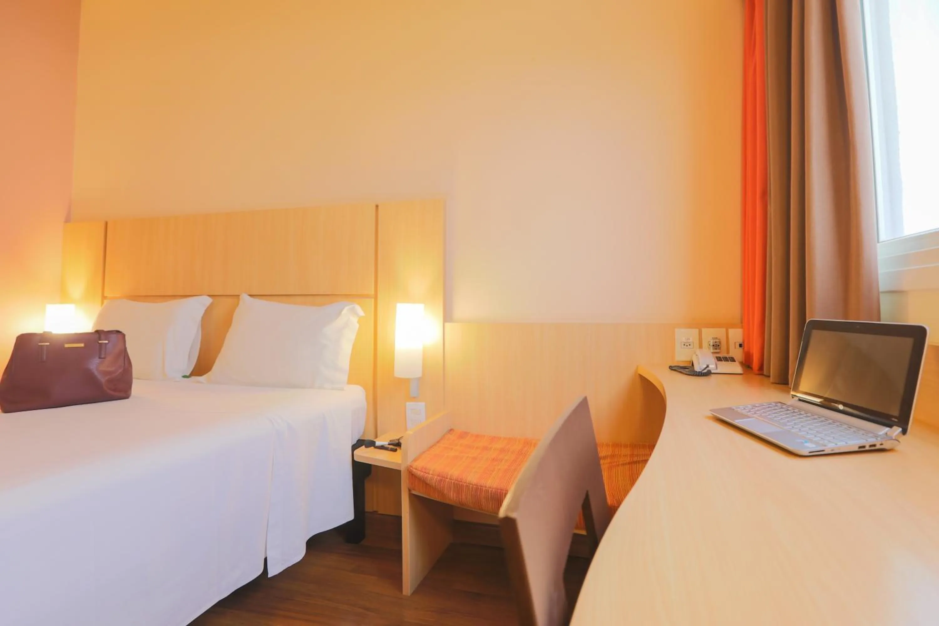 Photo of the whole room, Bed in ibis Montes Claros Shopping