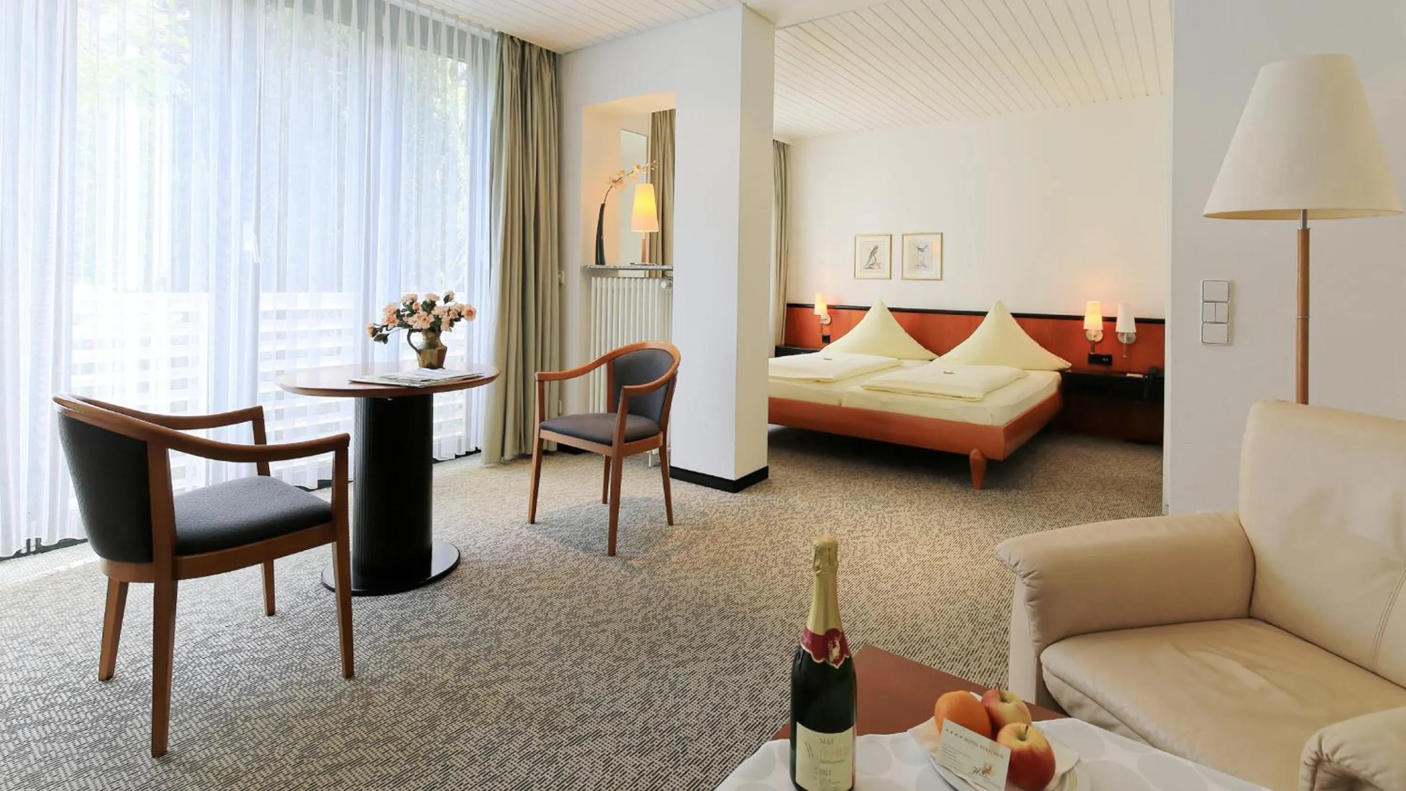 Garden view, Bed in Hotel Hirschen