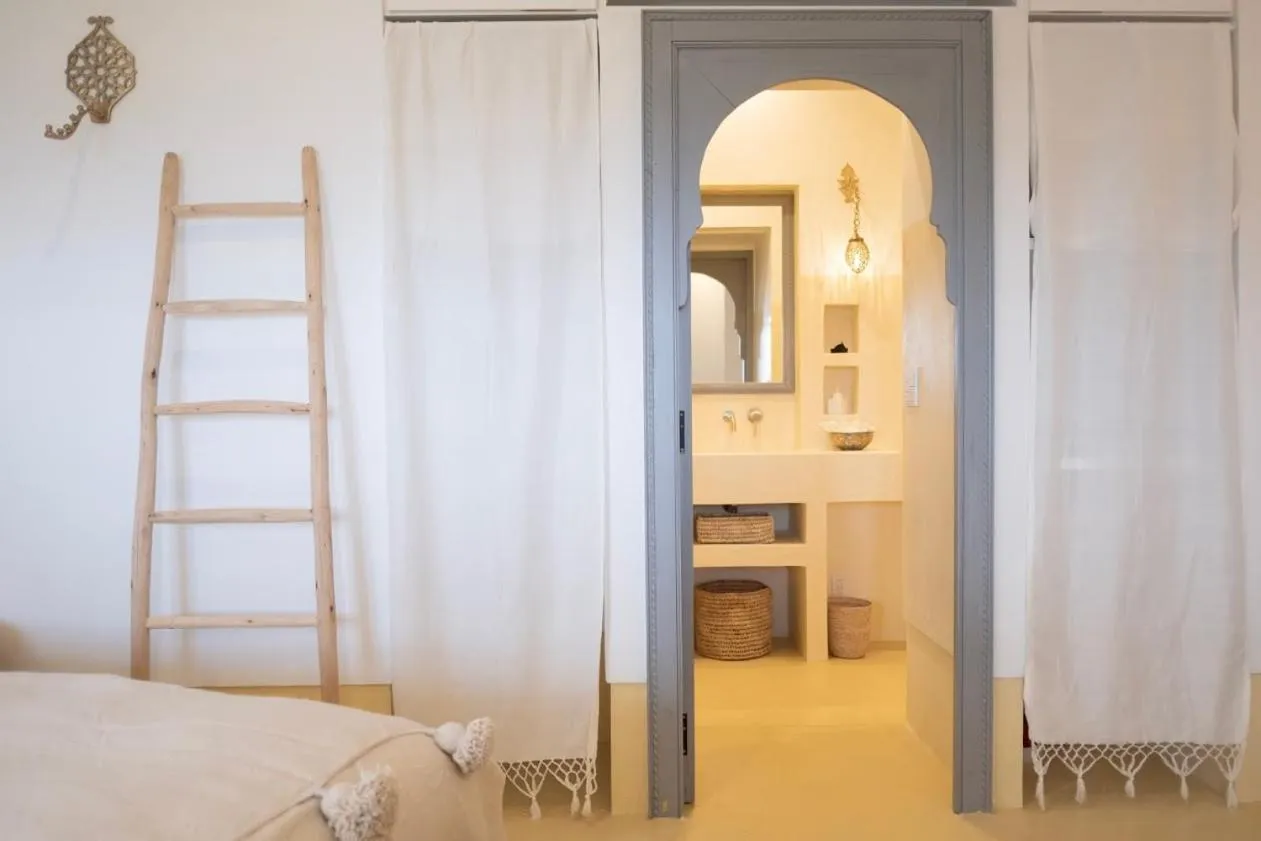 Photo of the whole room, Bed in Riad Lamp