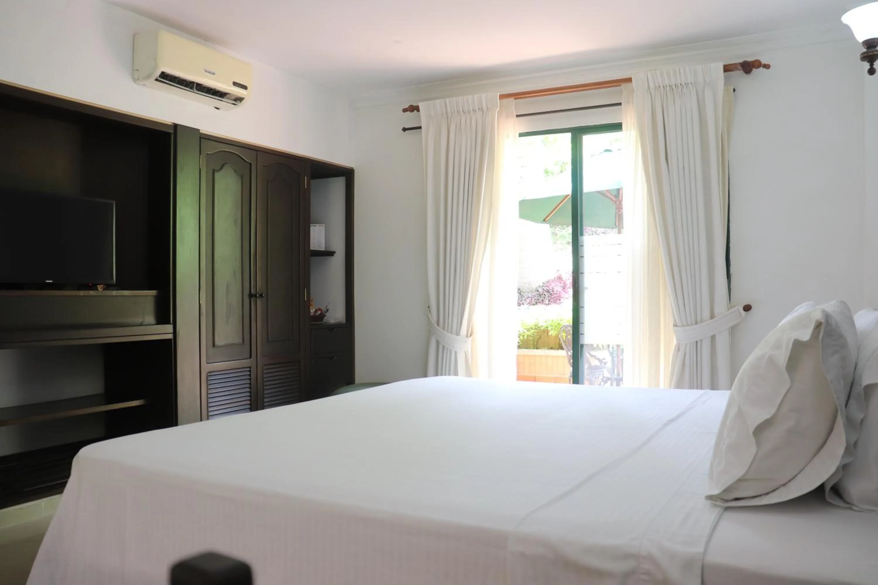 Balcony/Terrace, Bed in Hotel Palmera Real