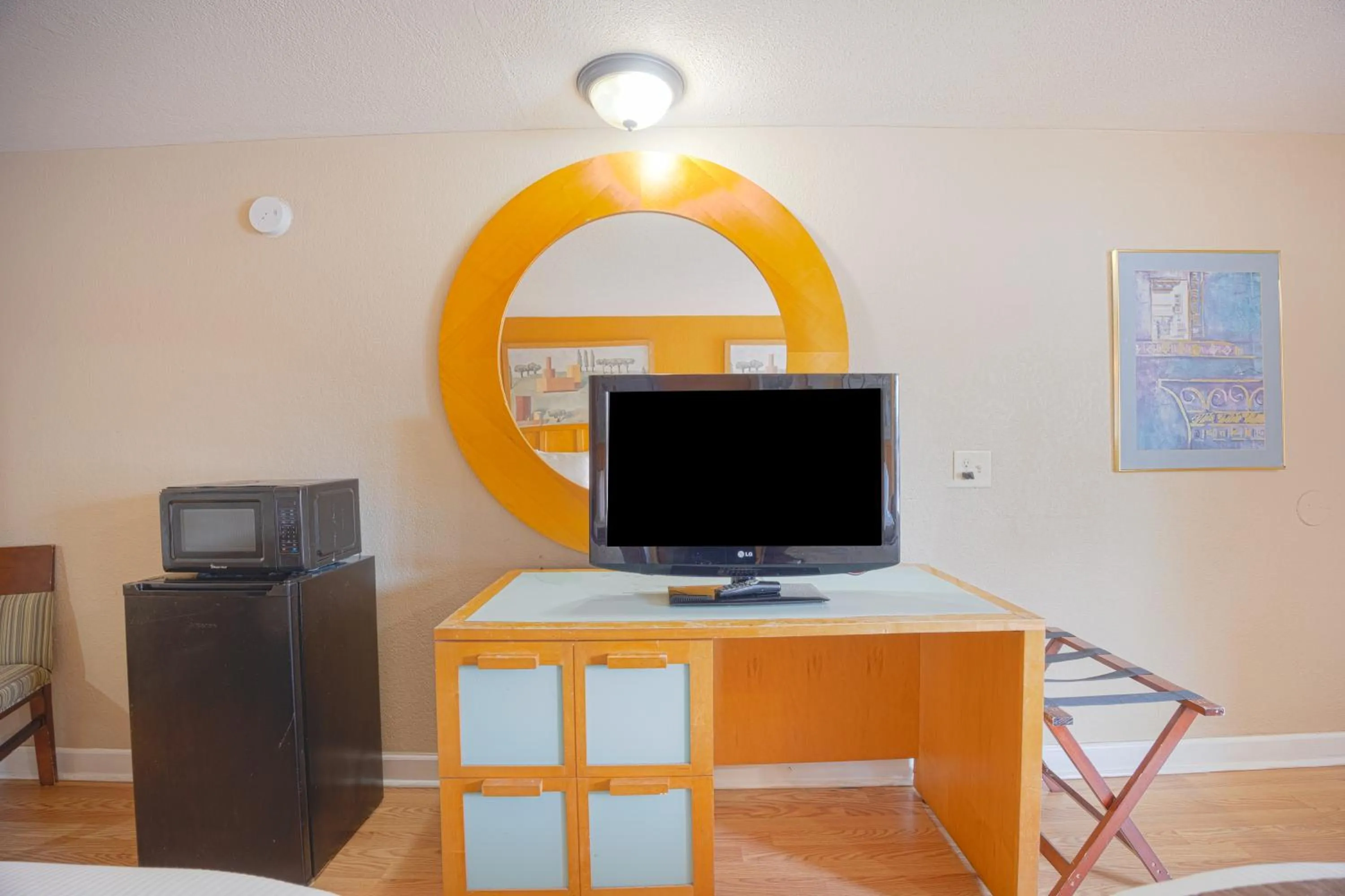 Bedroom in Liberty Garden Inn by OYO Kissimmee near Disney World