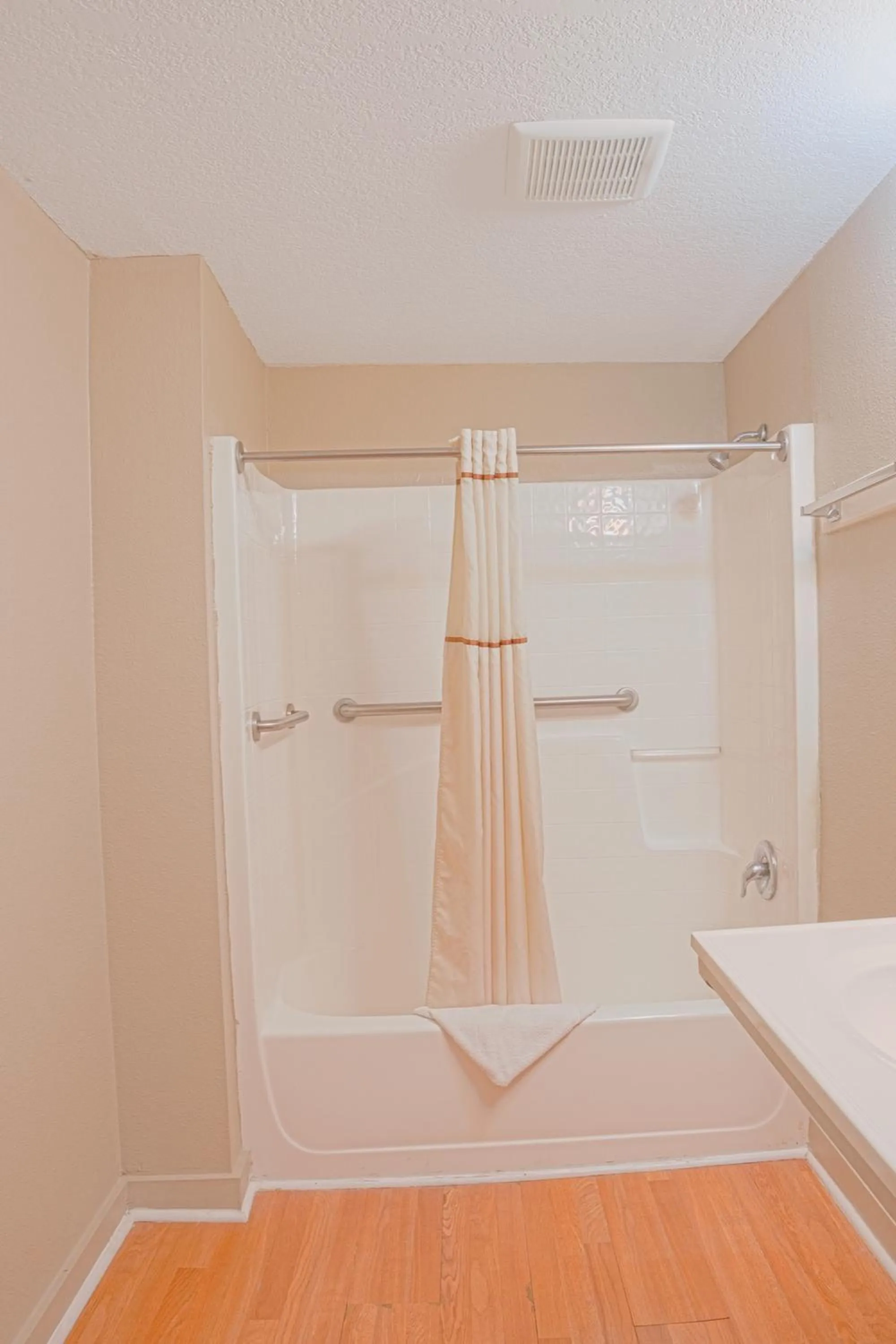 Bathroom, Bed in Liberty Garden Inn by OYO Kissimmee near Disney World