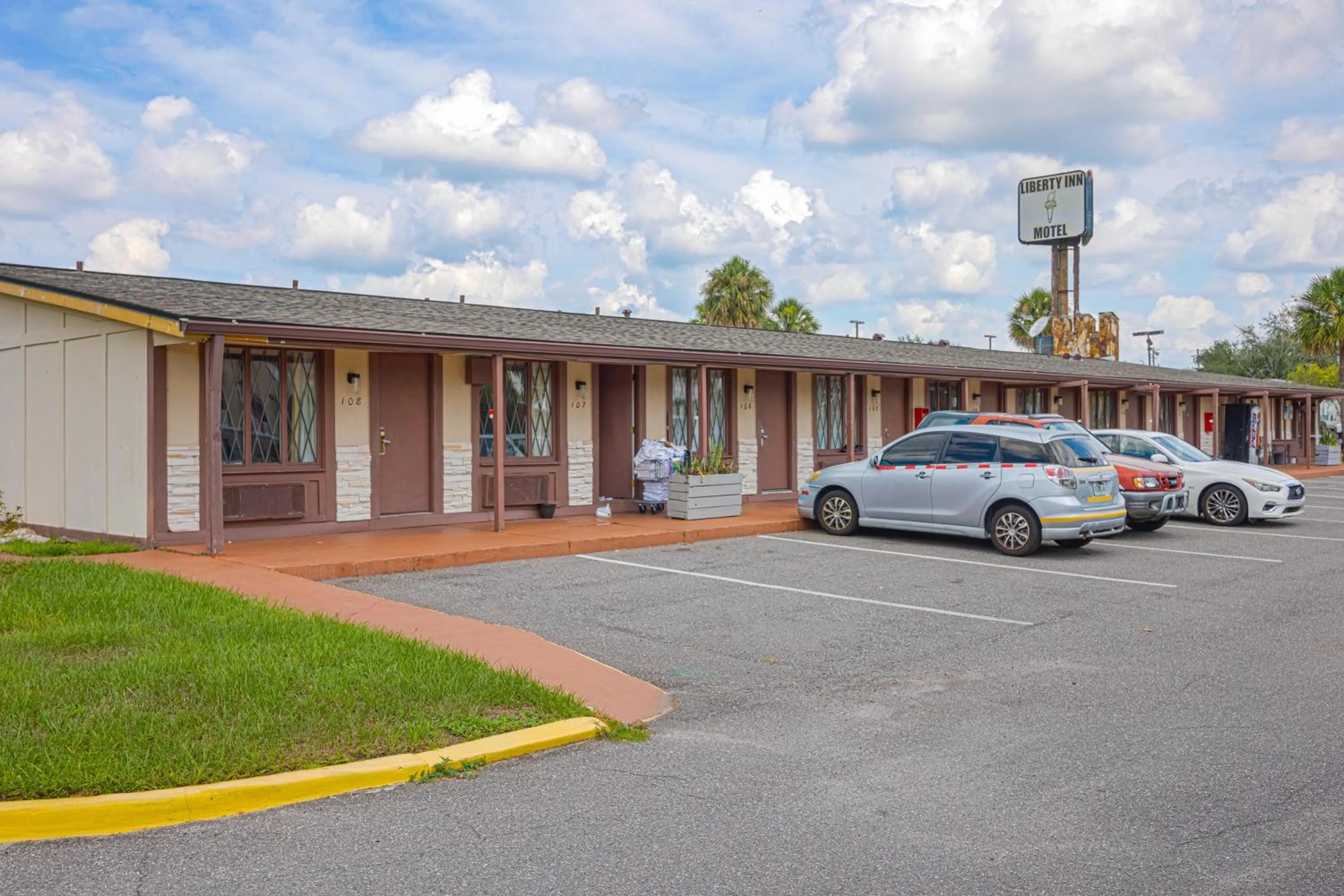 Facade/entrance in Liberty Garden Inn by OYO Kissimmee near Disney World