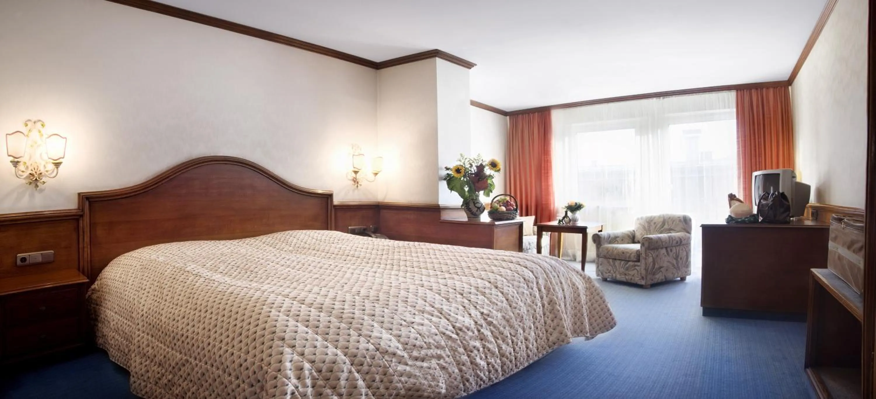 Photo of the whole room, Bed in Post-Hotel