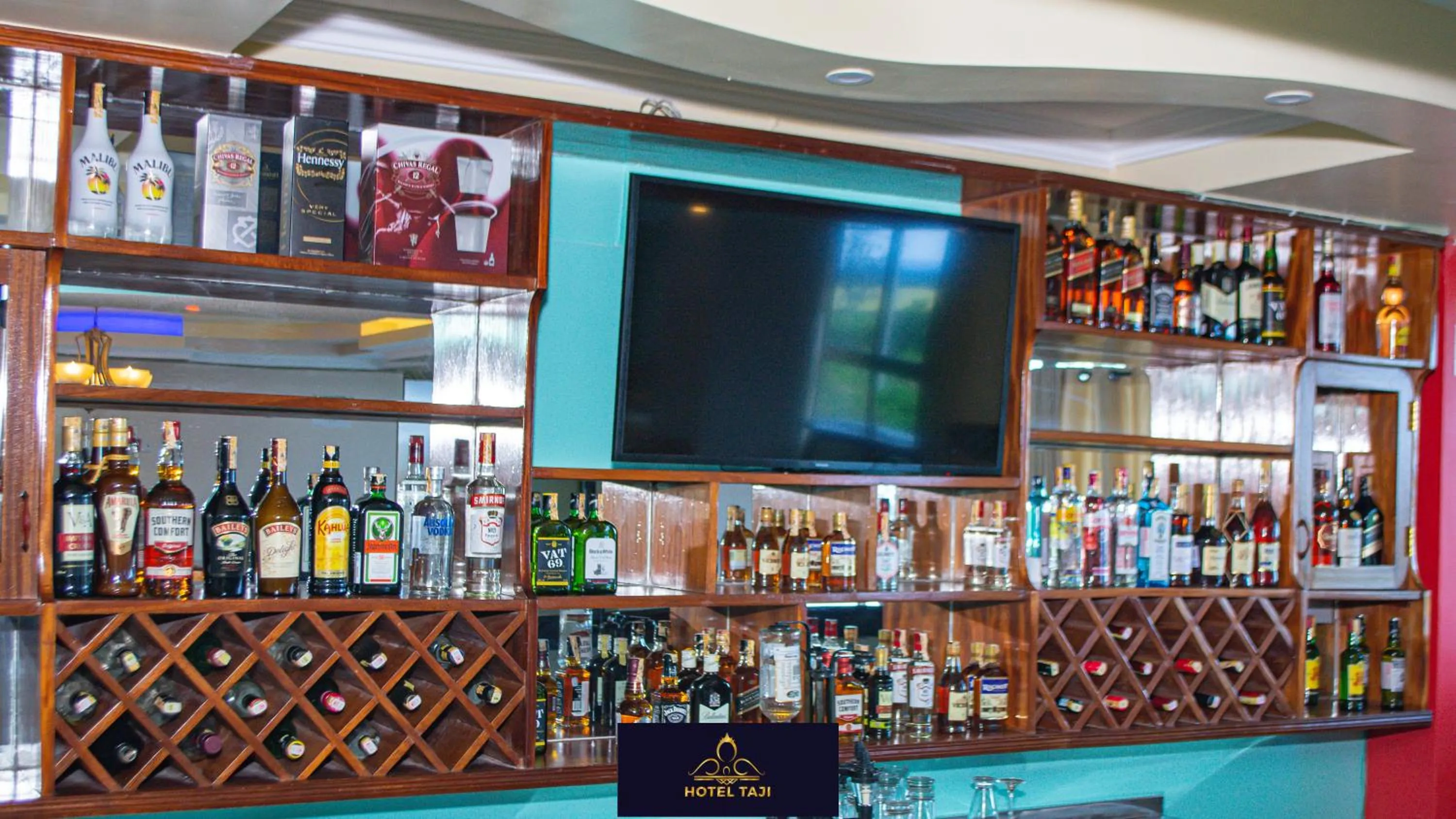 Restaurant/places to eat in HOTEL TAJI