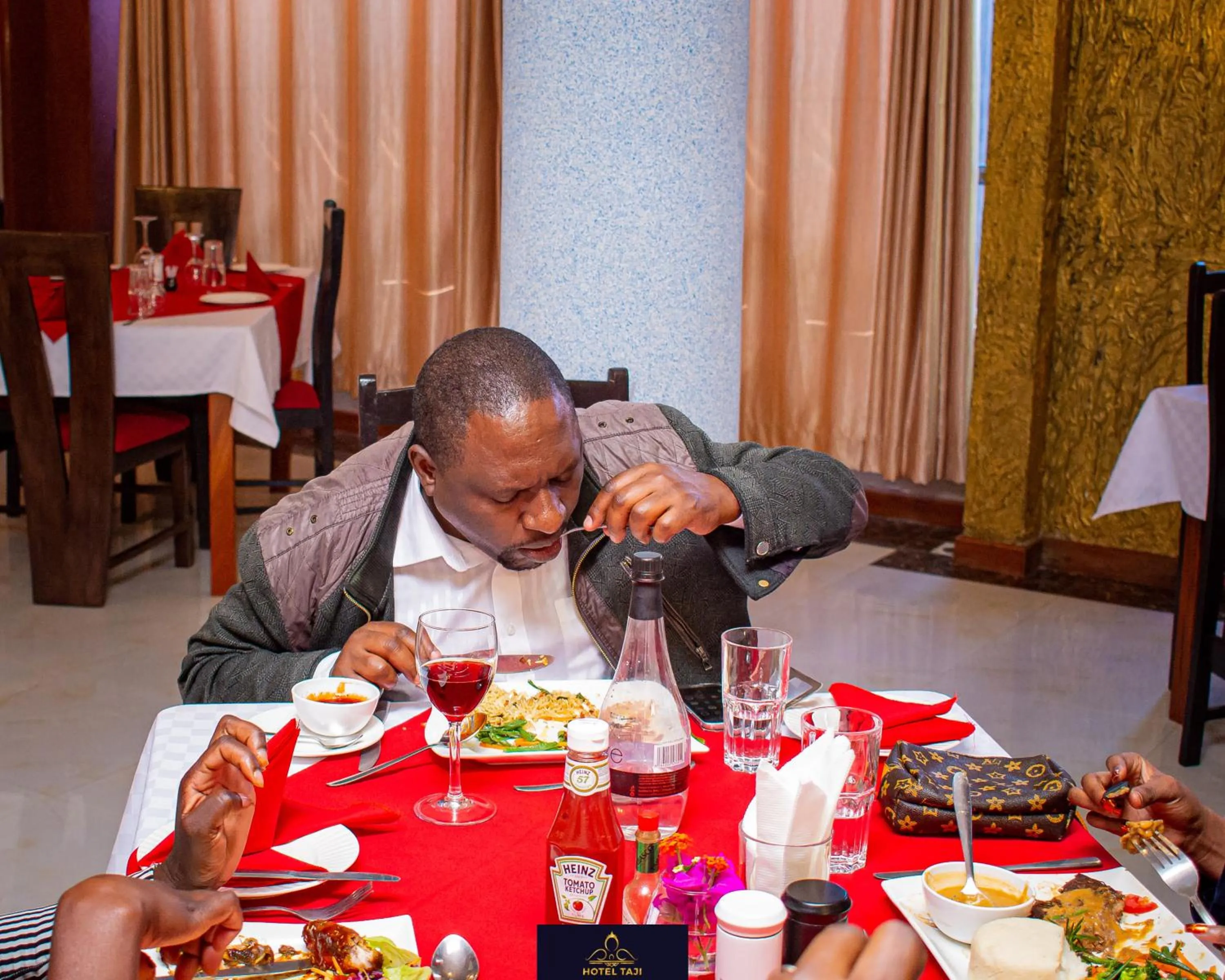 Food and drinks in HOTEL TAJI