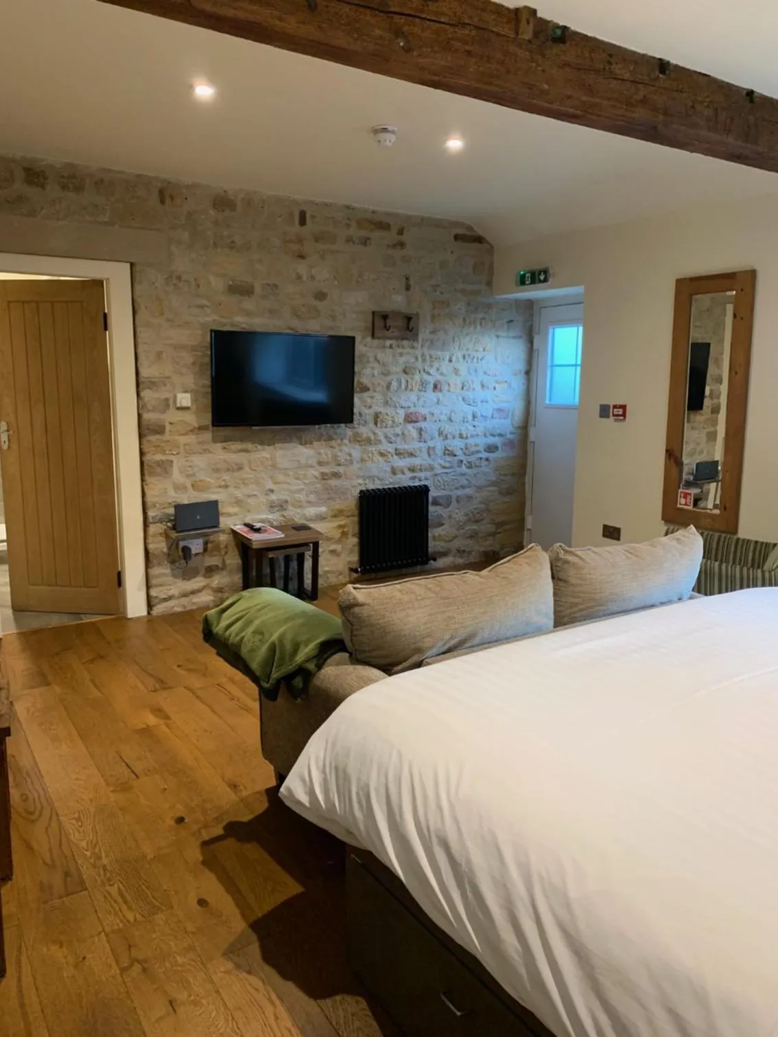Bedroom, Bed in Shoulder of Mutton Inn