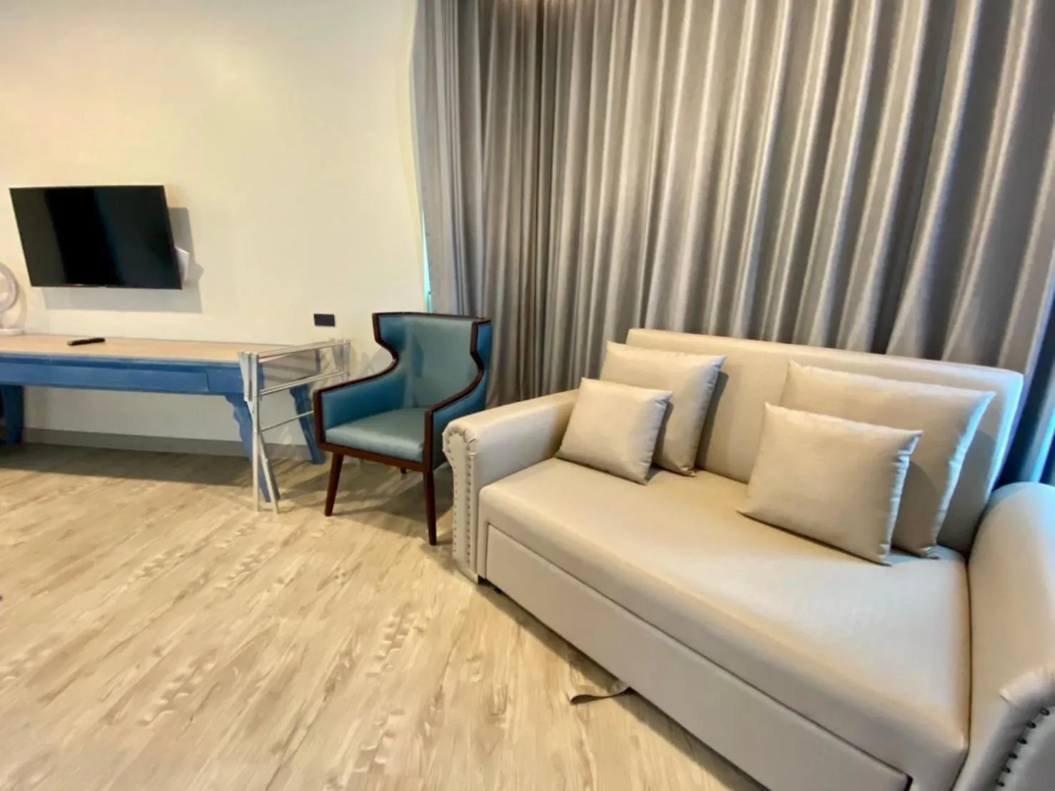 Communal lounge/ TV room in Elmas Cha Am Design Hotel