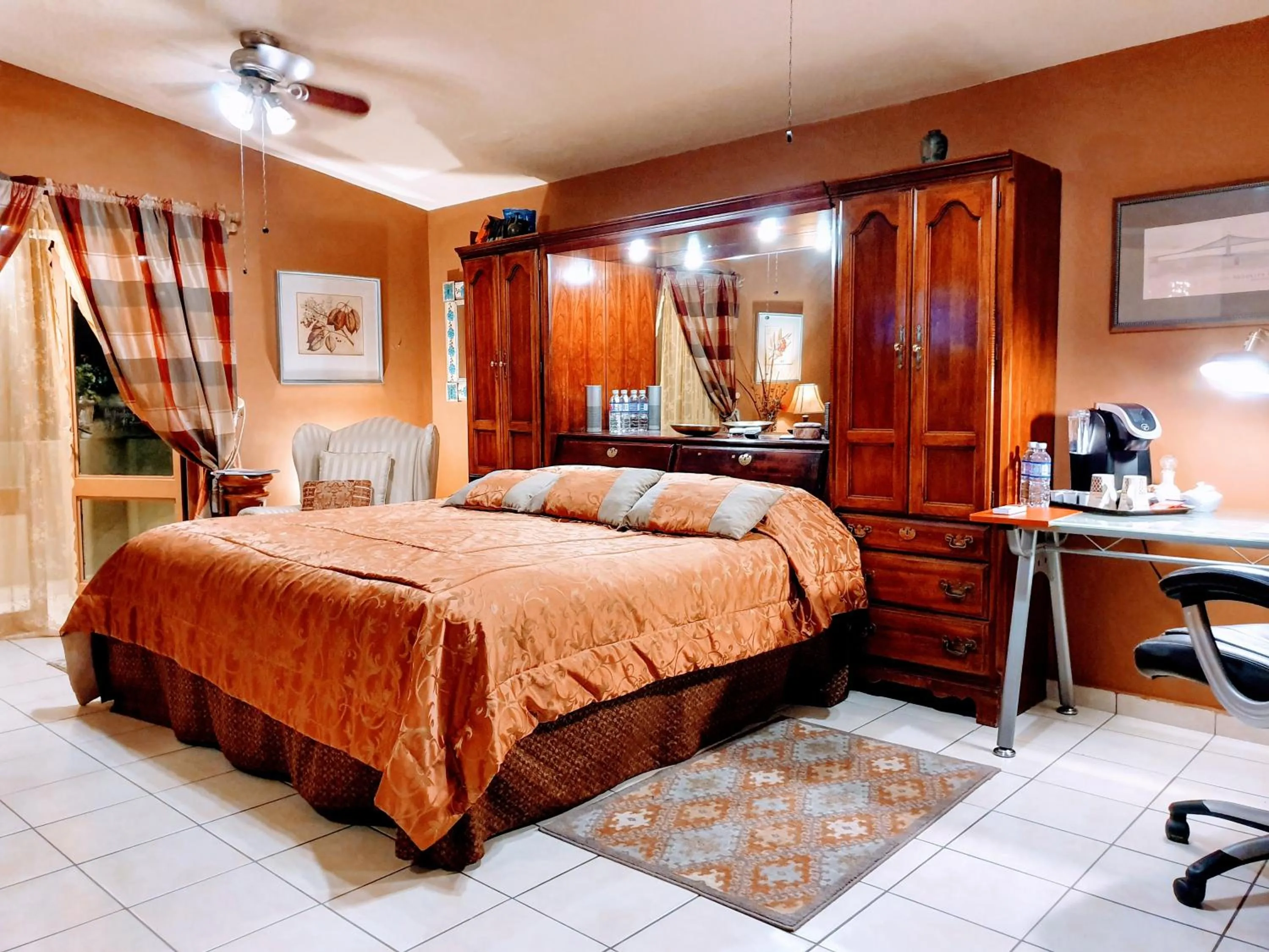 Bed in Dickinson Guest House, Guadalajara Expo