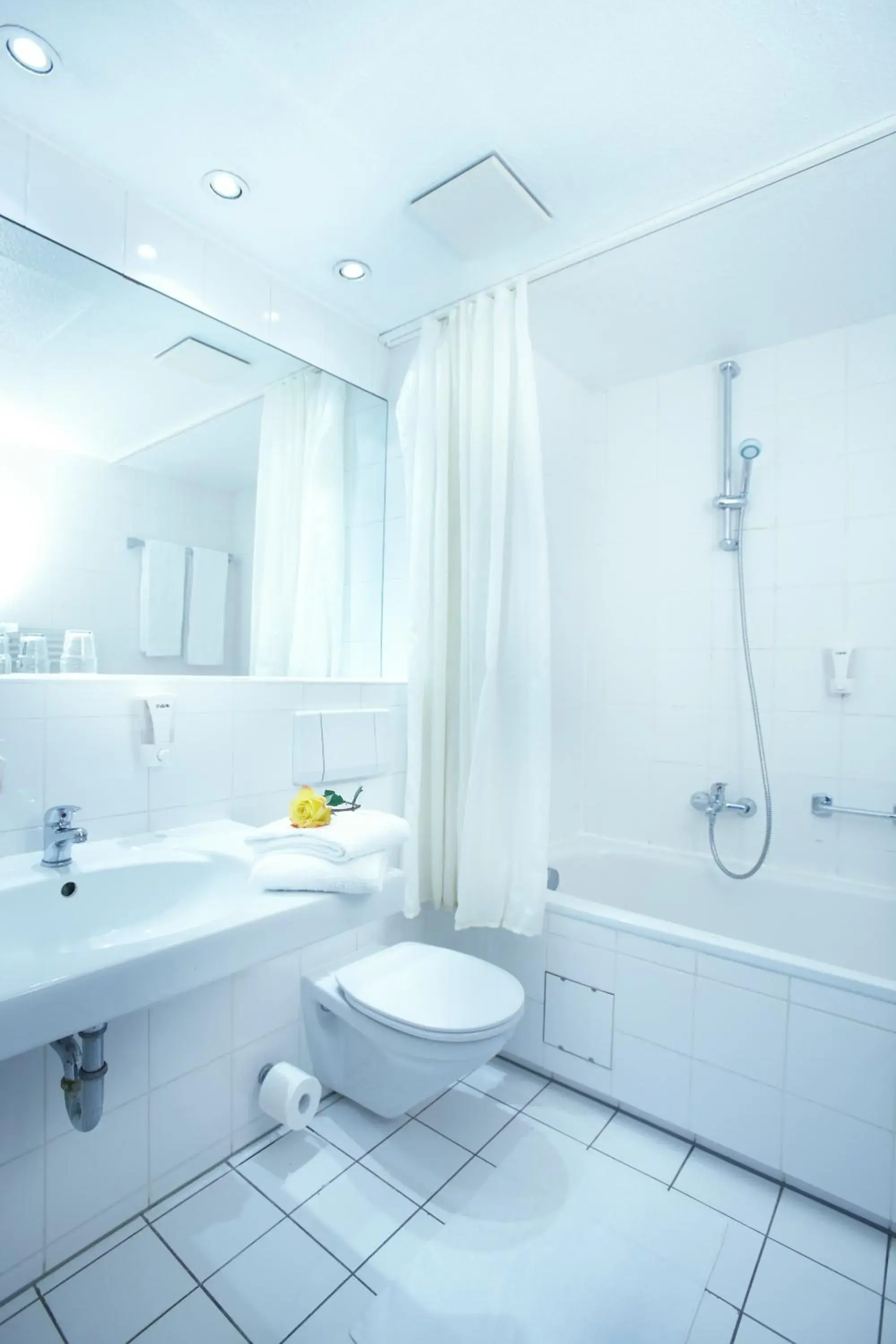 Standard Triple Room in Hotel Domicil Hamburg by Golden Tulip Standard Triple Room in Hotel Domicil Hamburg by Golden Tulip