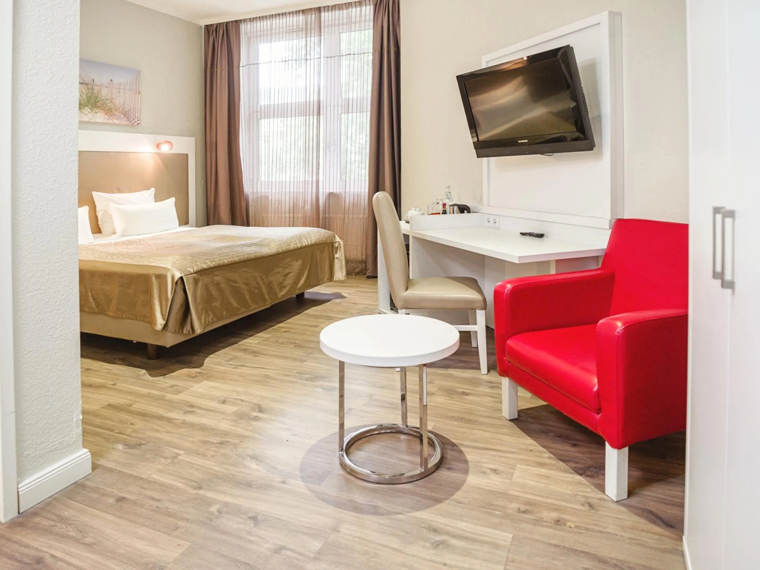 Photo of the whole room, Bed in Hotel Domicil Hamburg by Golden Tulip