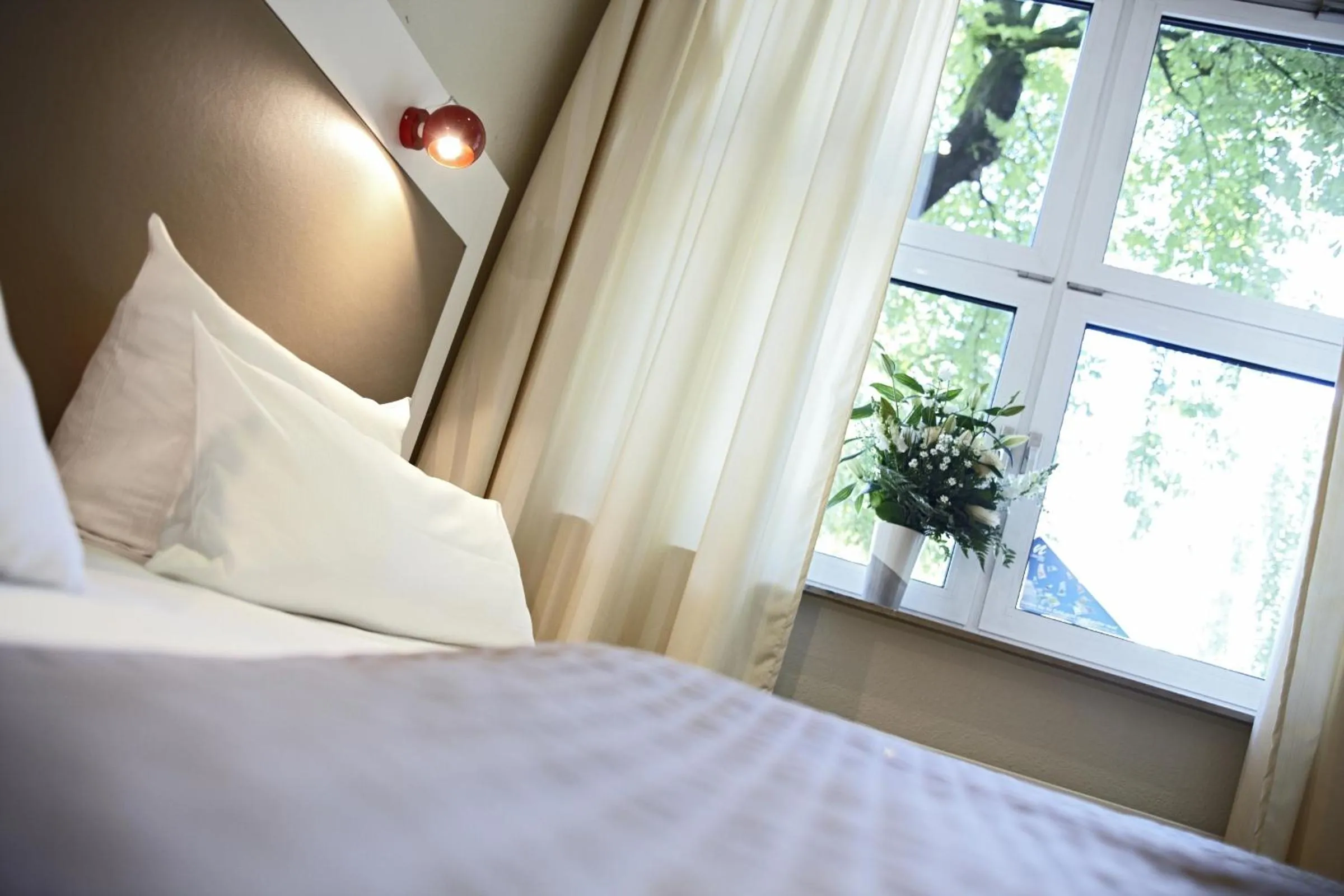 Photo of the whole room, Bed in Hotel Domicil Hamburg by Golden Tulip